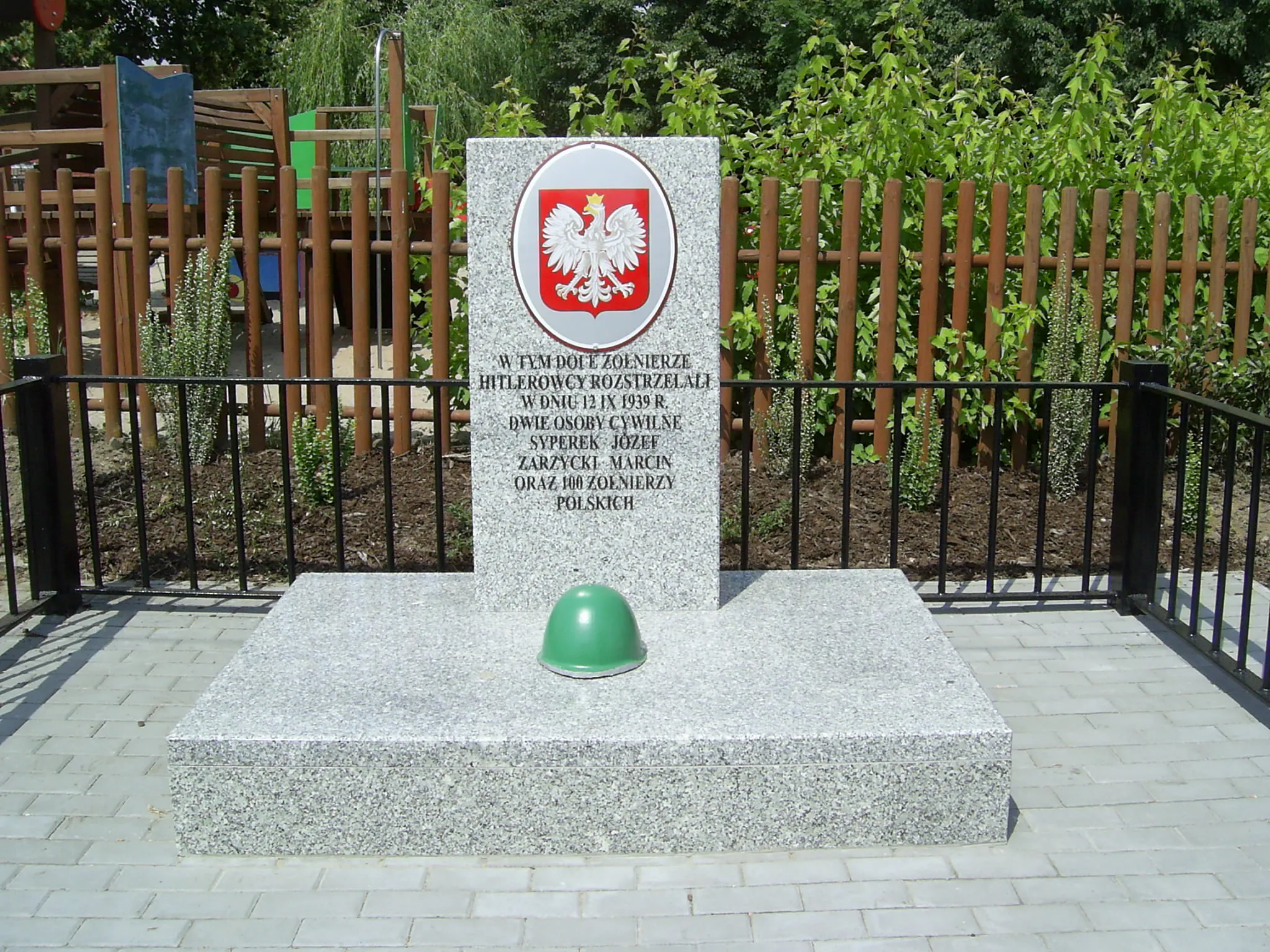 Photo showing: Parzniew, pomnik ku czci rozstrzelanych przez hitlerowców 12 IX 1939 - odnowiony w 2009