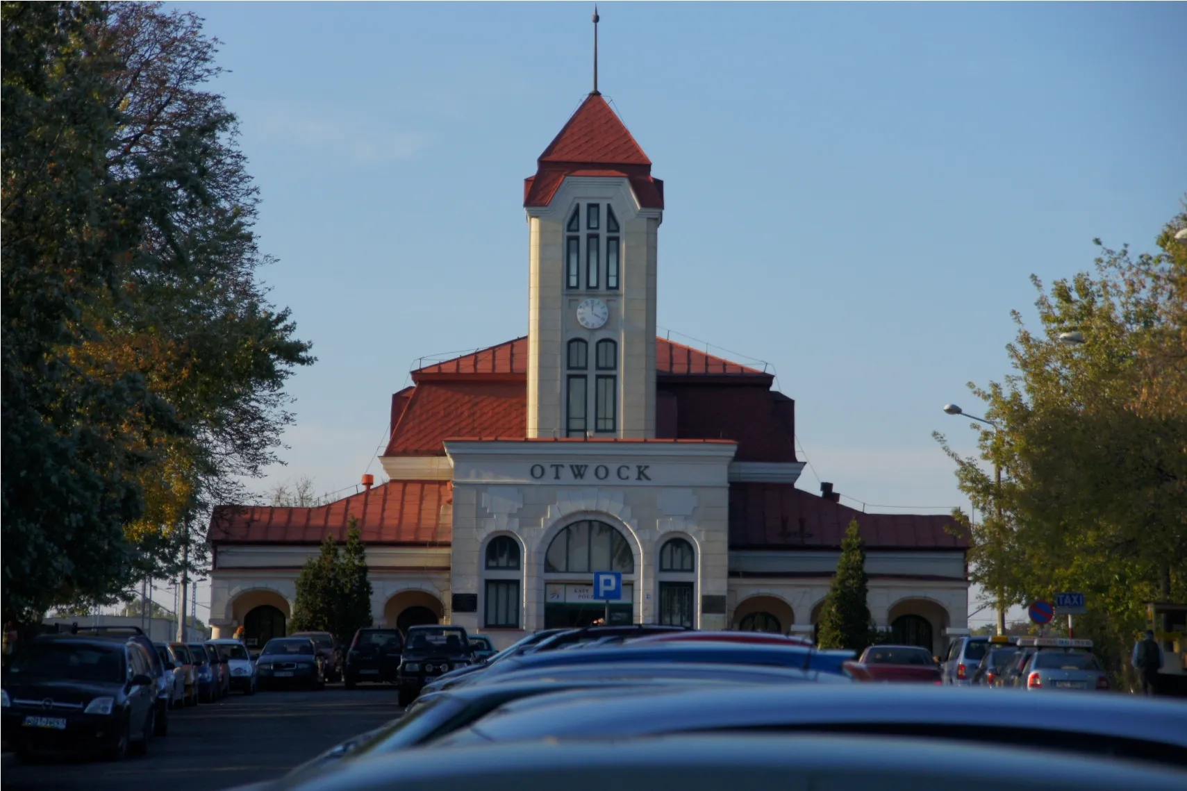 Photo showing: Otwock railway station - view from the parking lot toward the main entrance.