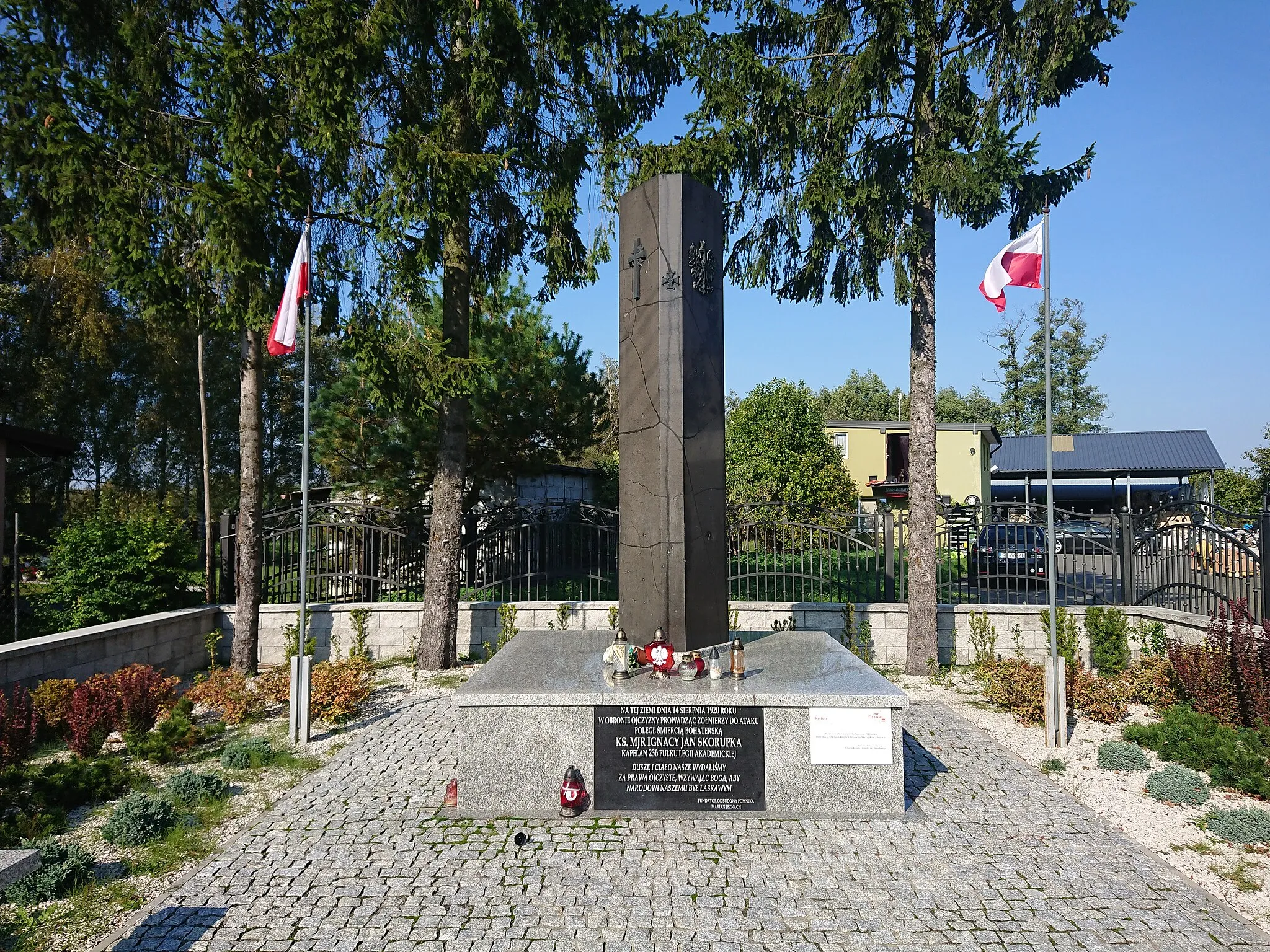 Photo showing: Obelisk Ignacego Skorupki w Ossowie przy ulicy Matarewicza w pobliżu miejsca śmierci księdza.