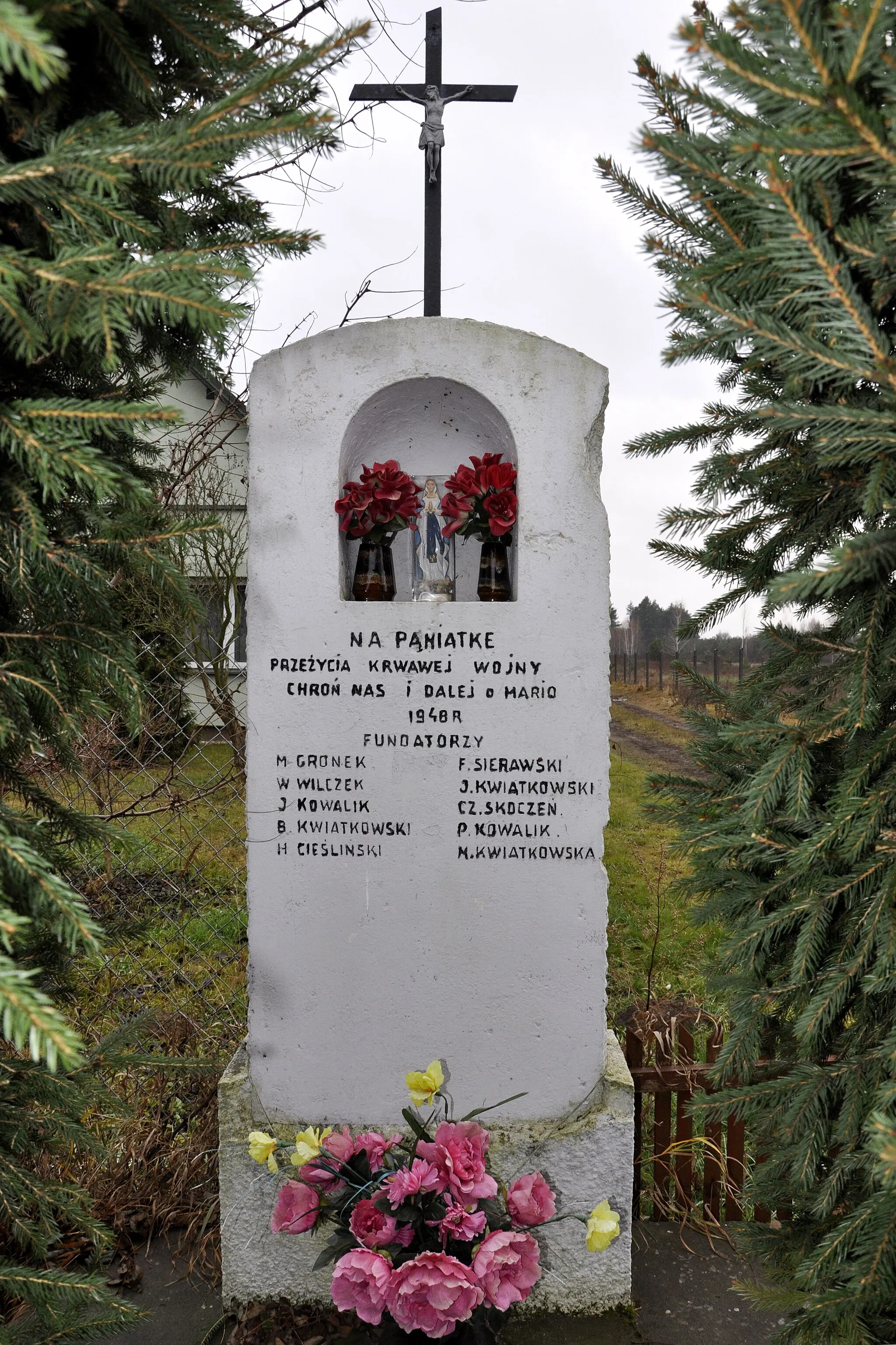 Photo showing: Kapliczka  na ul. Wiejskiej 24 w Olszewnicy Starej