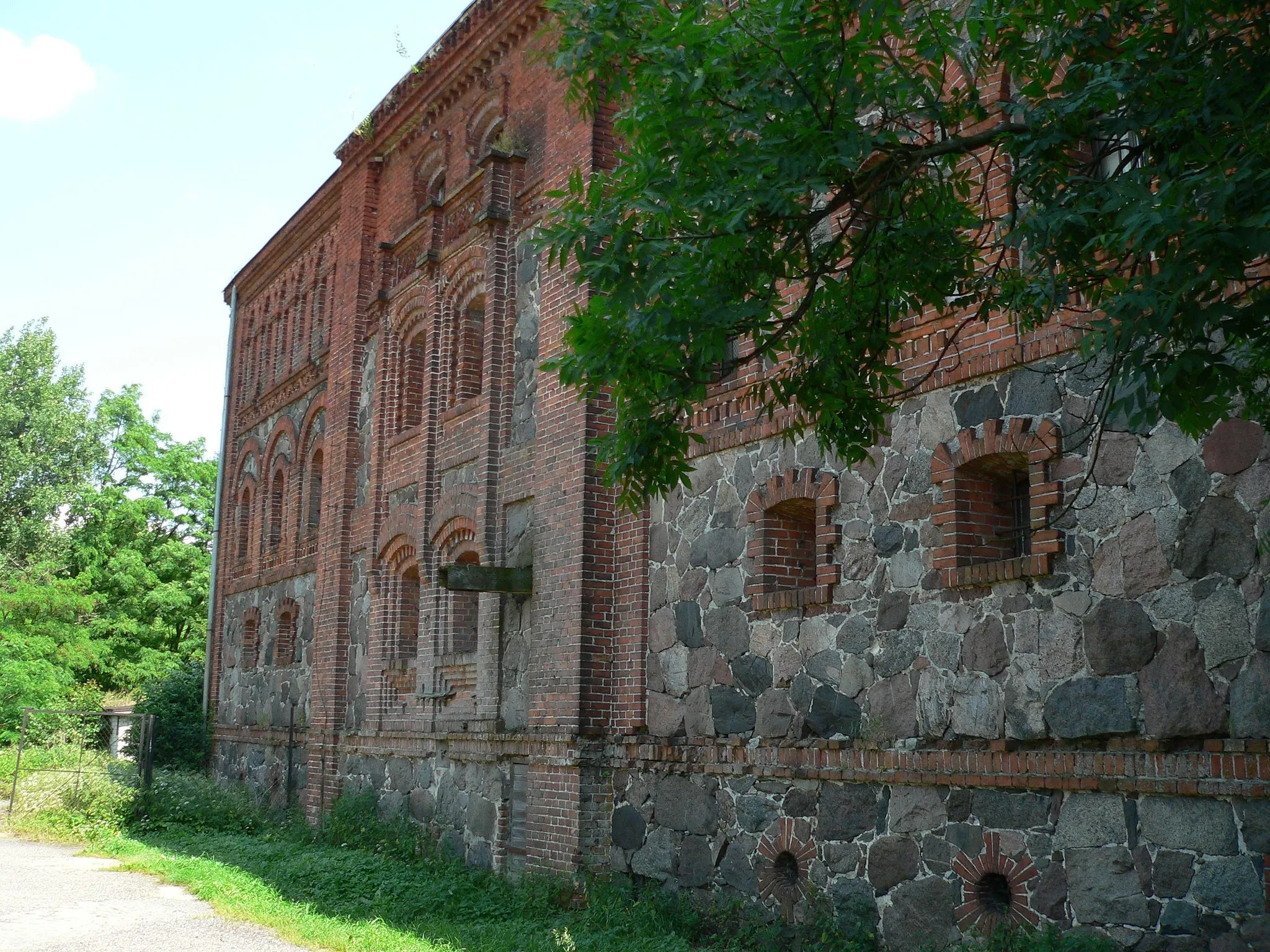 Photo showing: Former granary in Obory, Konstancin-Jeziorna