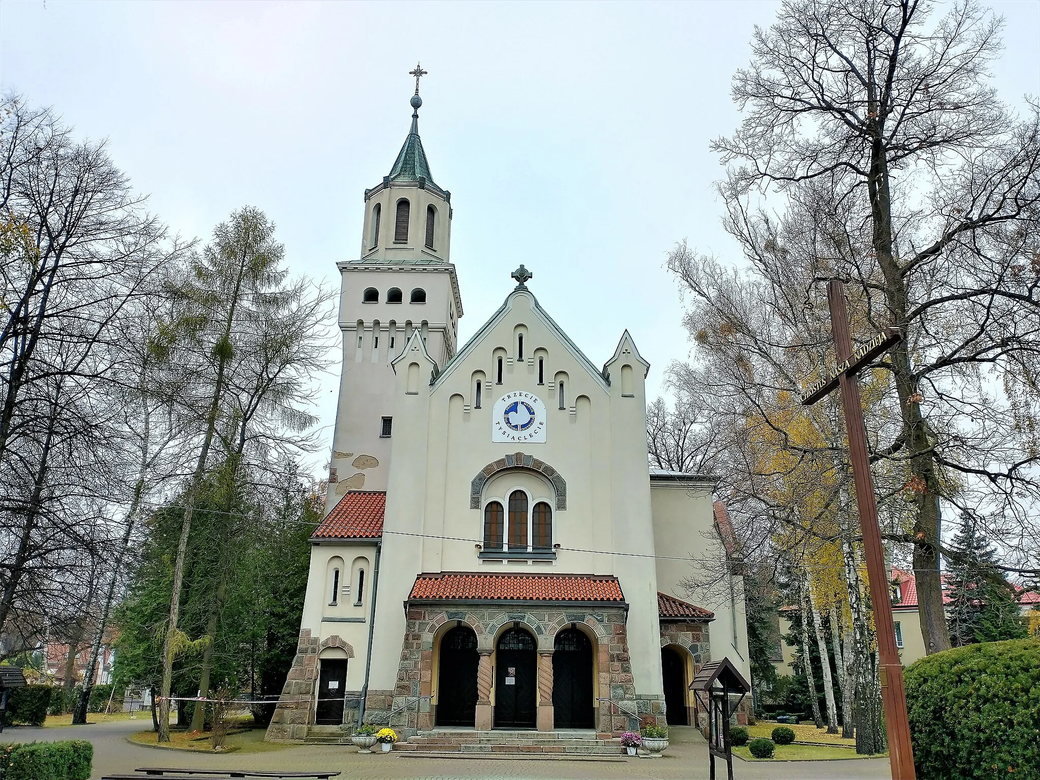 Photo showing: Kościół św. Jadwigi w Milanówku.