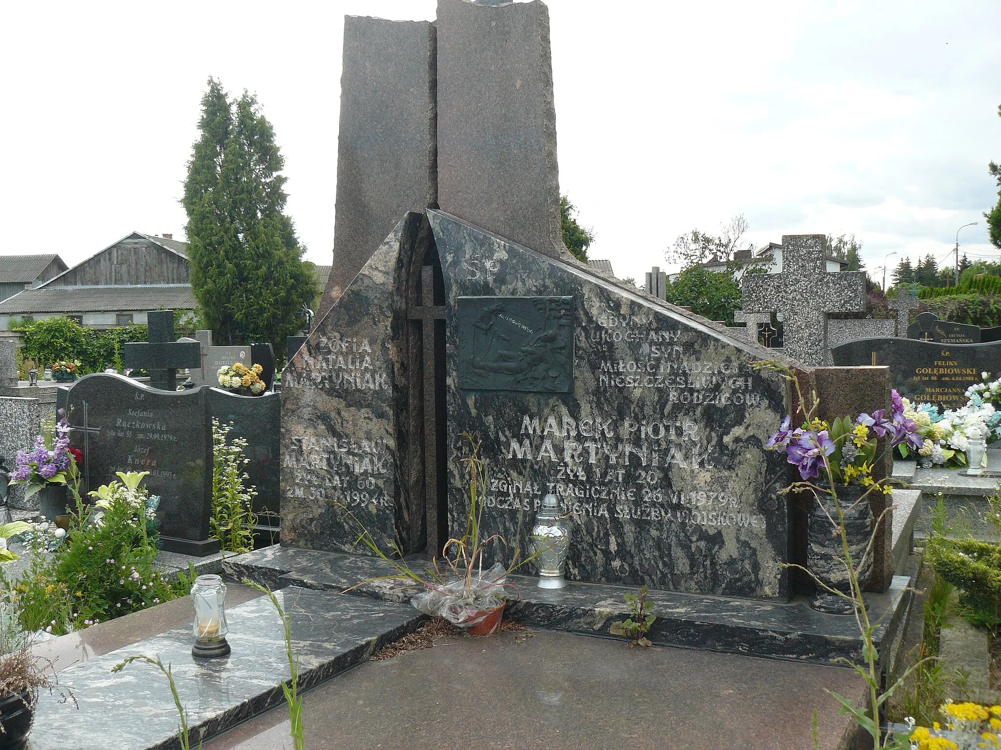 Photo showing: Groby na cmentarzu w Jazgarzewie.