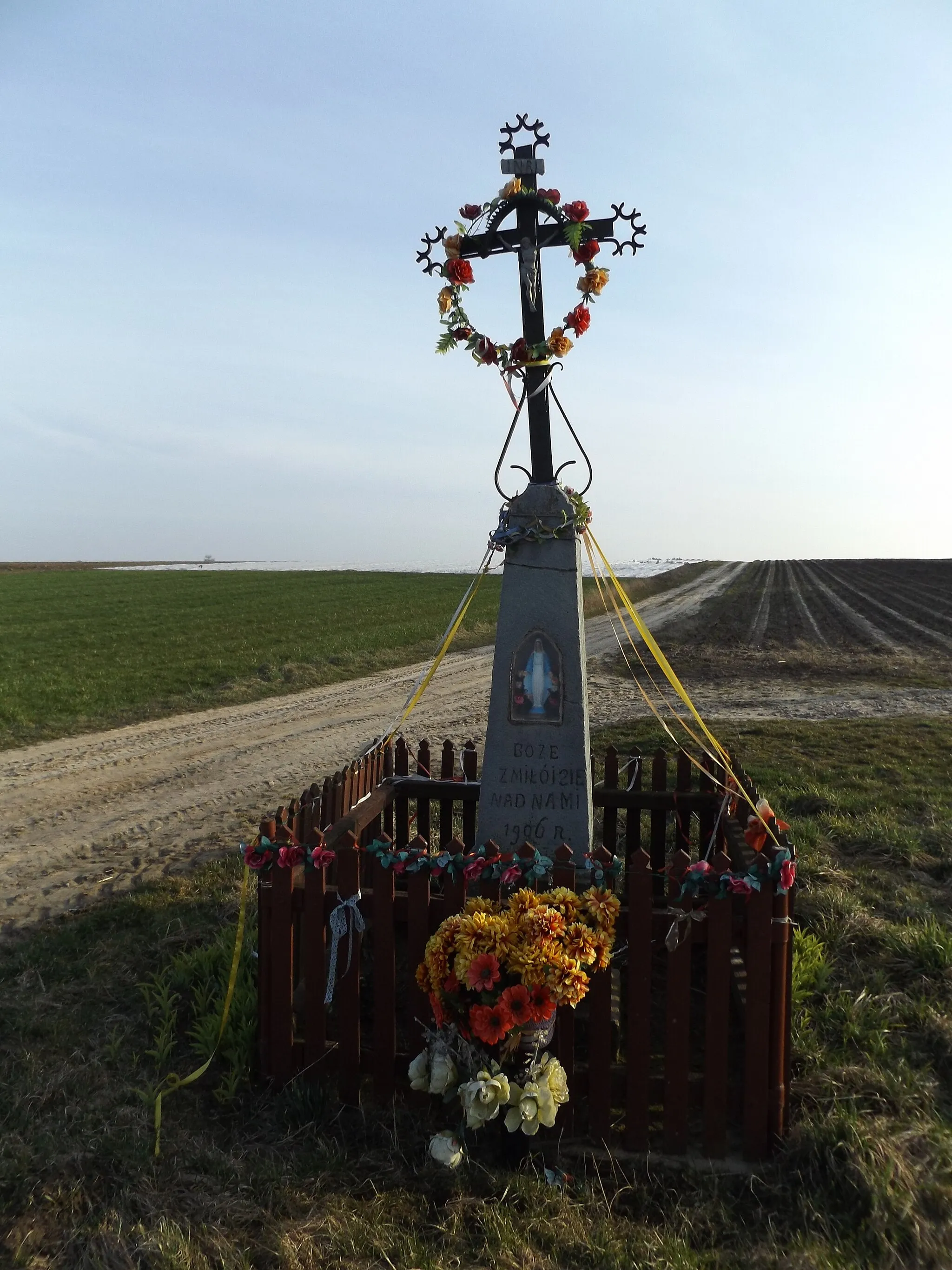 Photo showing: Kapliczka po SW stronie skrzyżowania drogi do Strzembowa, wiodącej (ok. 0,3 km ku W) od drogi powiatowej w S części Januszewa w 2019 r.