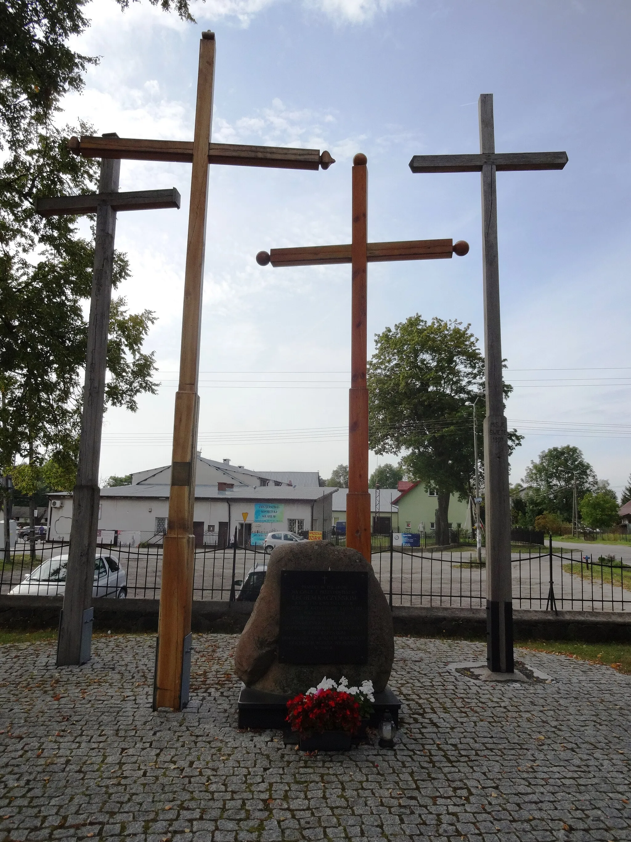 Photo showing: Krzyże pamiątkowe na dziedzińcu kościoła w Gliniance