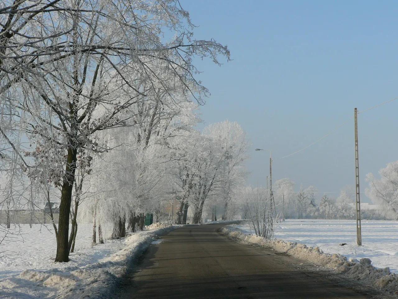 Photo showing: Gawartowa Wola - główna ulica zimą