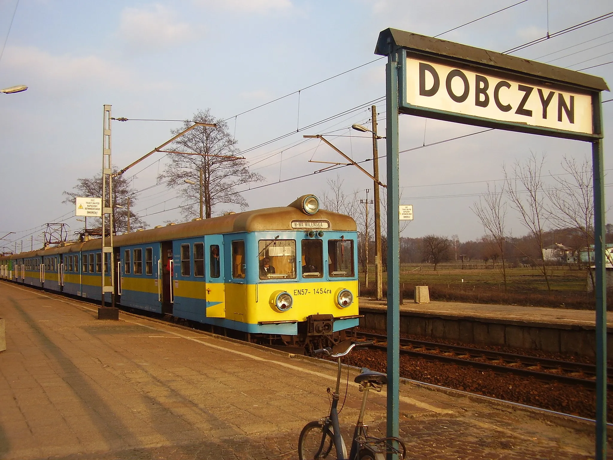 Photo showing: Przystanek kolejowy w Dobczynie. Przy peronie pociąg Kolei Mazowieckich do Warszawy Wileńskiej.
