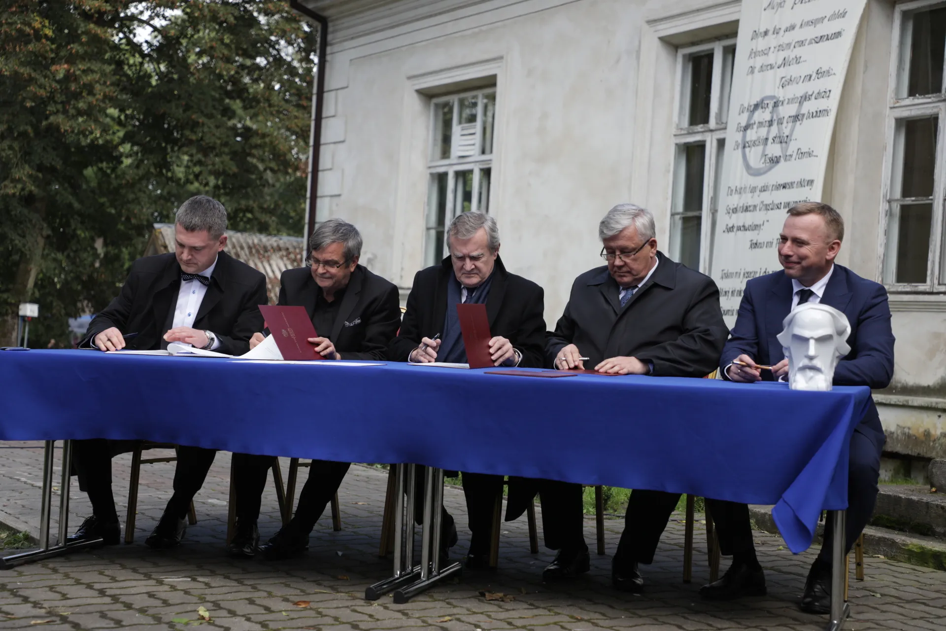 Photo showing: wicestarosta powiatu wyszkowskiego Leszek Marszałek, prezes Fundacji Museion Norwid Jacenty Matysiak, Piotr Gliński, starosta powiatu wyszkowskiego Jerzy Żukowski, wójt gminy Zabrodzie Krzysztof Jezierski