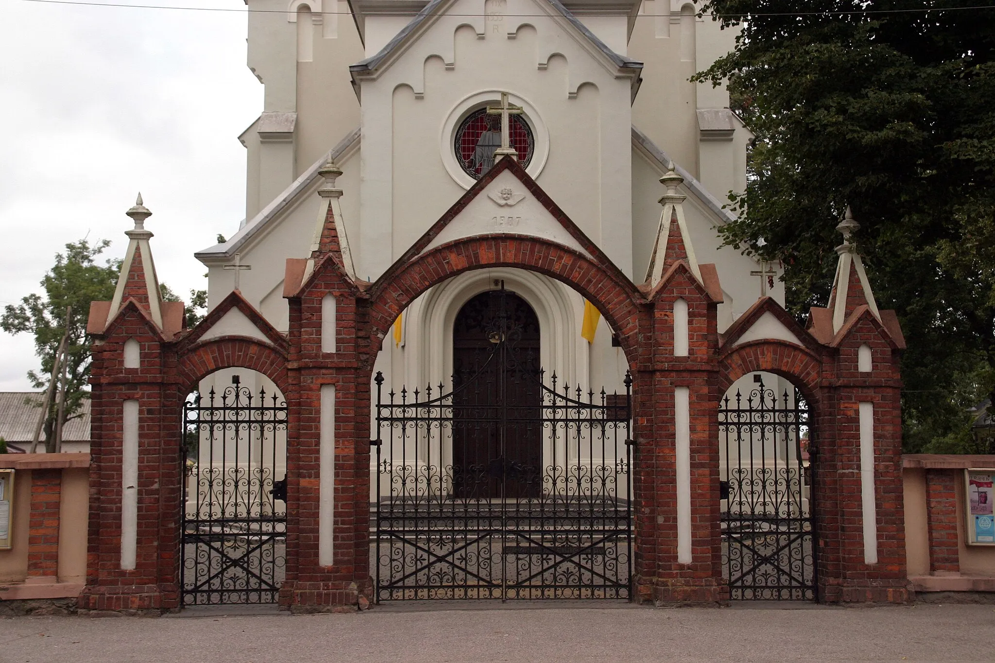 Photo showing: Dąbrówka - kościół parafialny p.w. Podwyższenia Krzyża Świętego, 1881-84