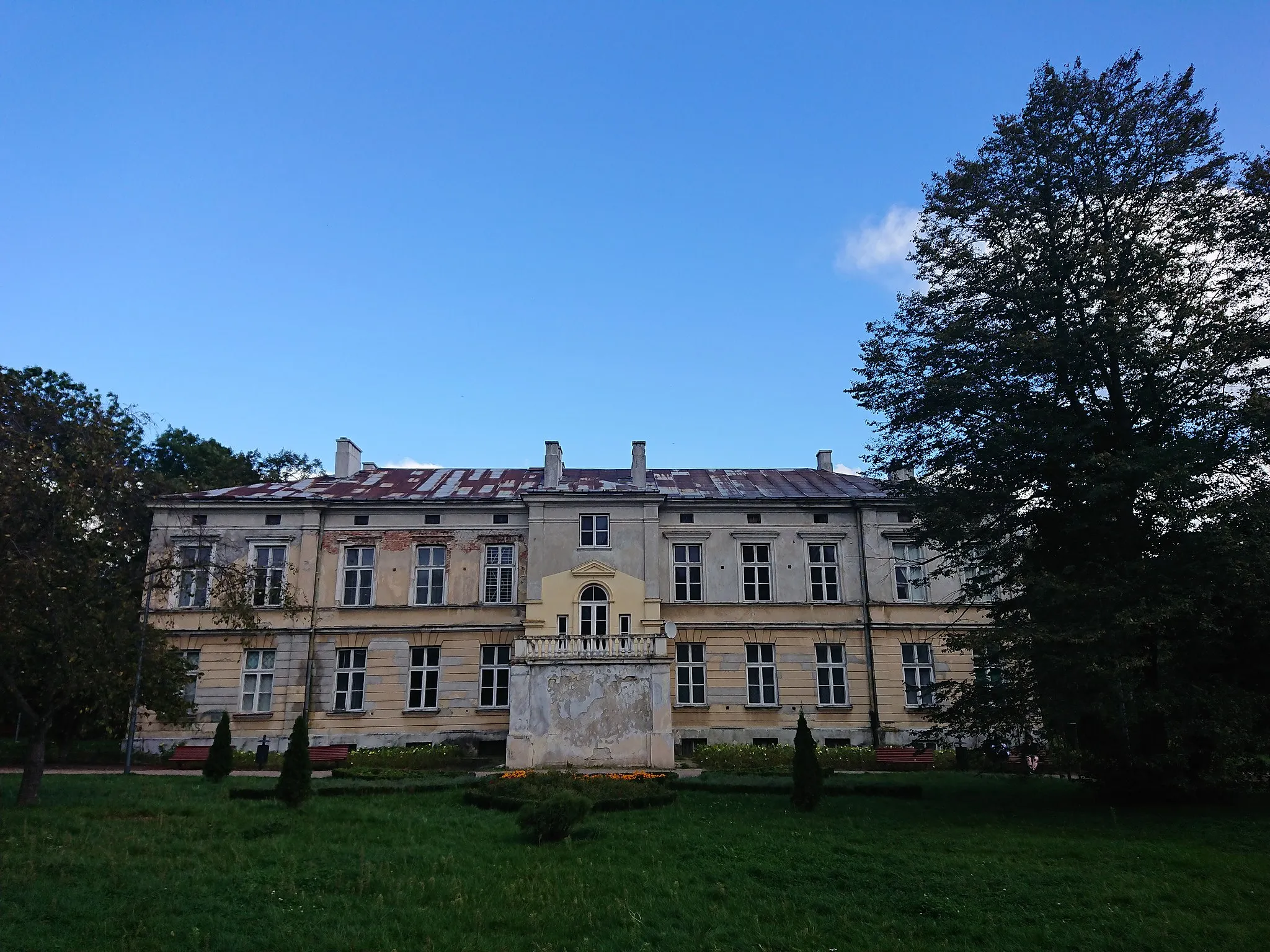Photo showing: Szkoła w Chyliczkach - elewacja zachodnia