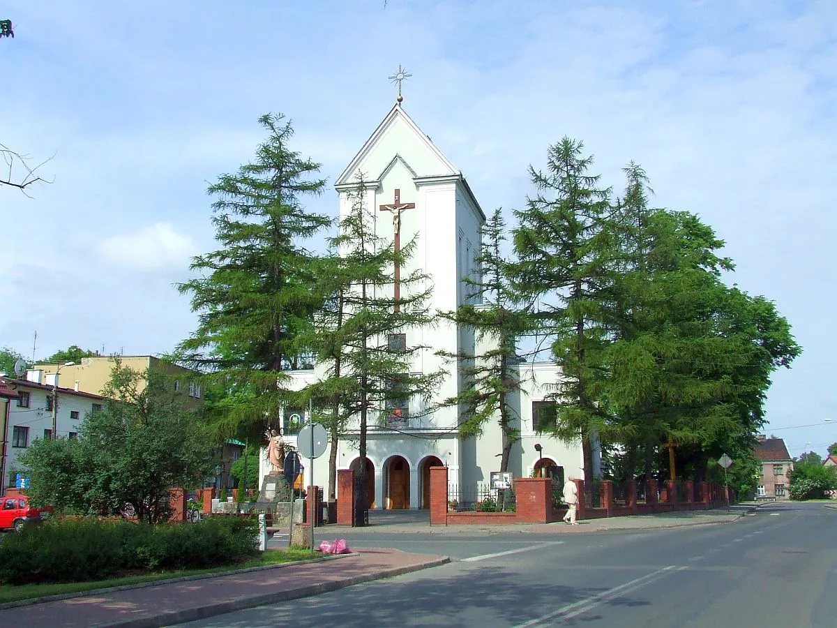 Photo showing: Kościół na rynku w Brwinowie, wylot na Błonie
