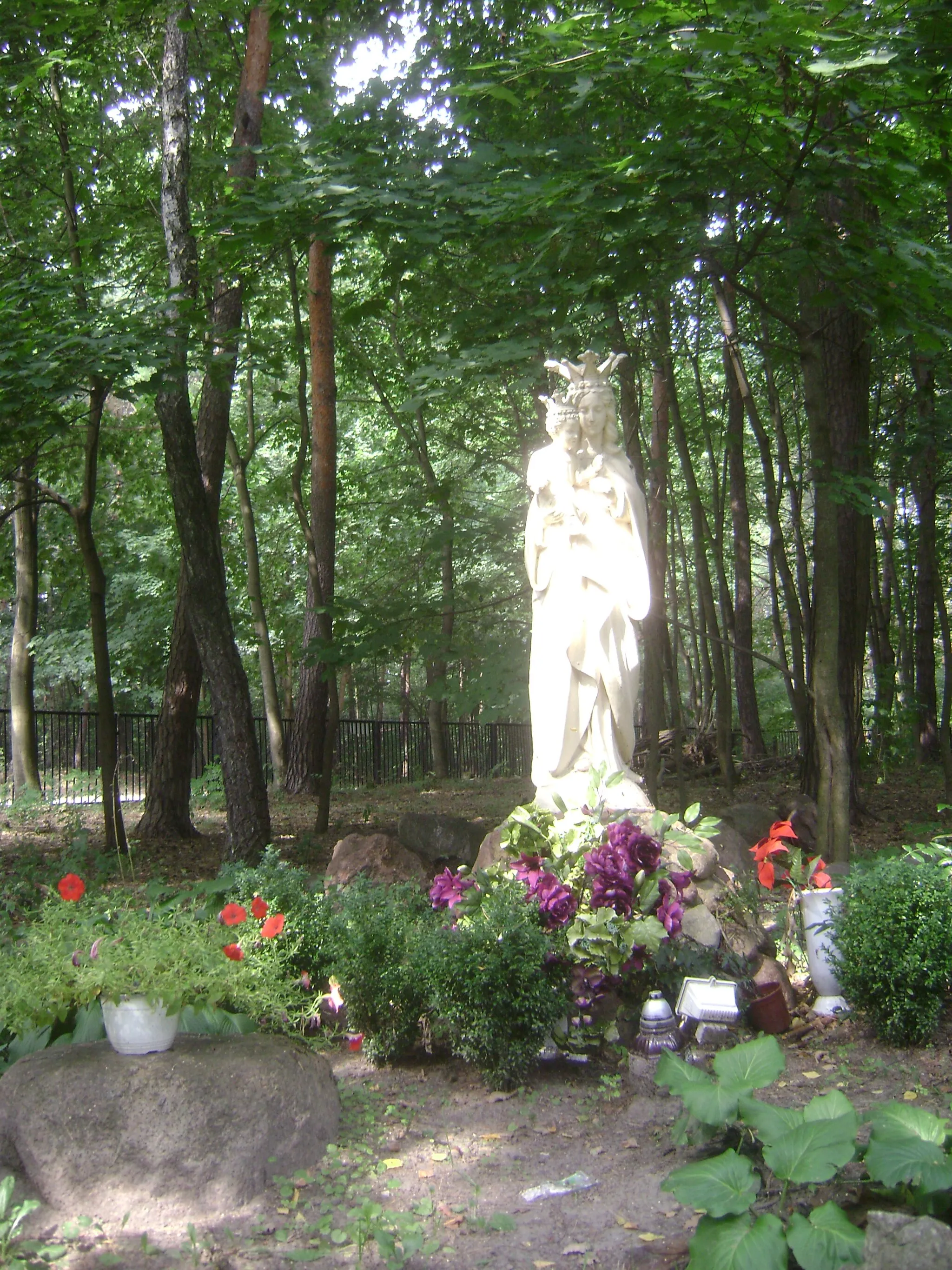 Photo showing: Kościół Matki Bożej Kró­lo­wej Polski w Leśnej Polanie