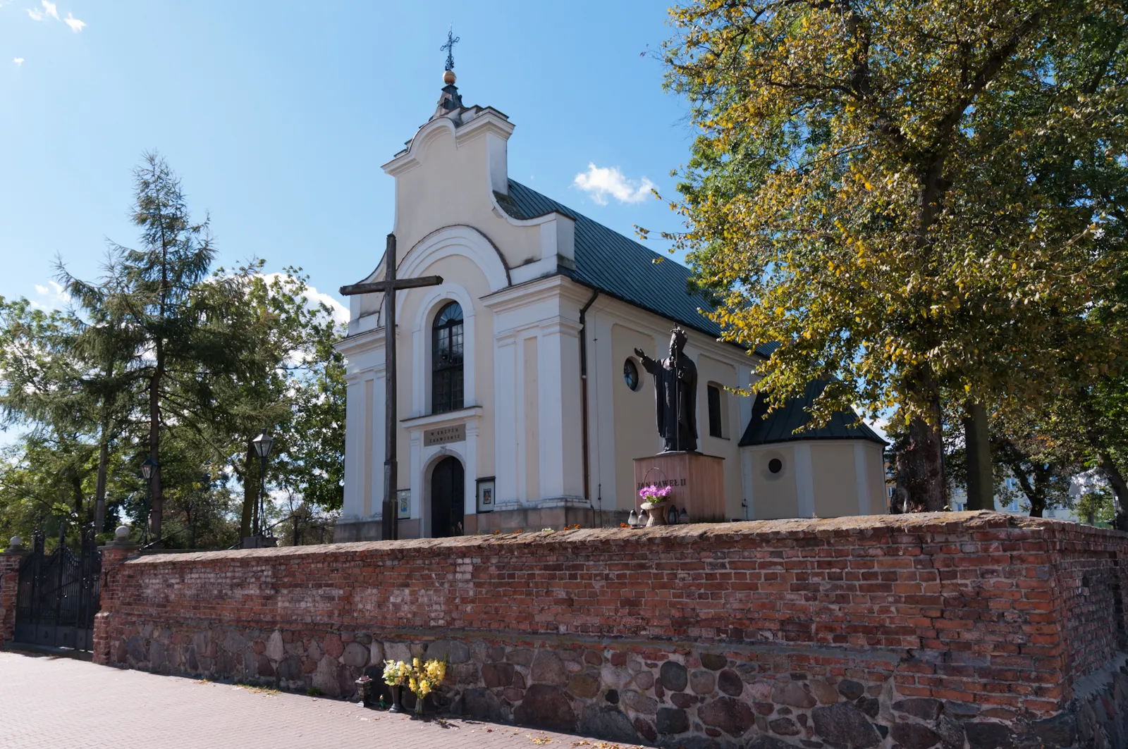 Photo showing: Góra Kalwaria, ul. Dominikańska - kościół p.w. Podwyższenia Krzyża, tzw. Dom Piłata, widok od frontu płn-wsch. strony (zabytek nr 1018/365/62)