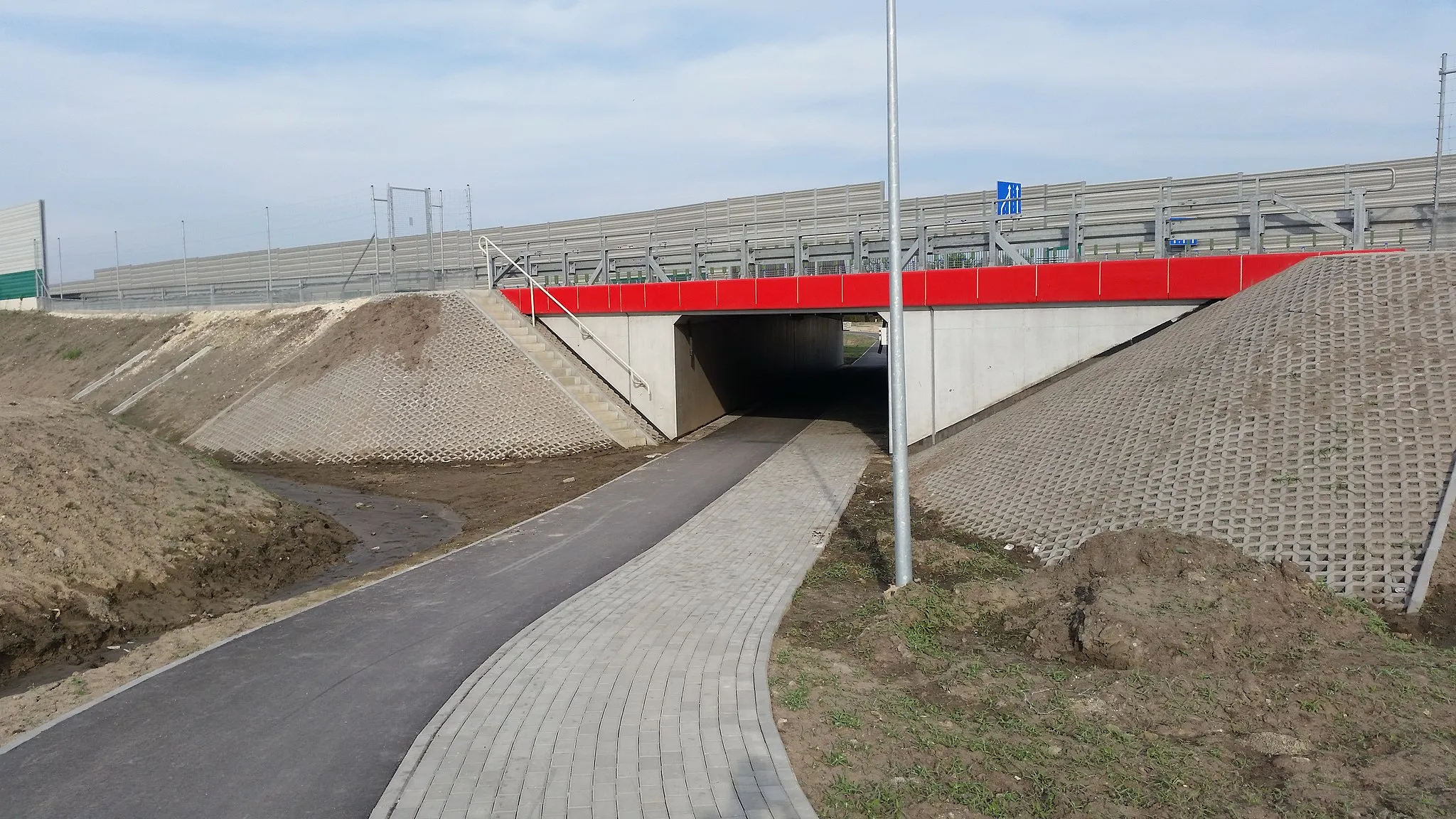 Photo showing: Przejście dla pieszych i przejazd dla rowerzystów pod Obwodnicą Marek w miejscowości Dybów-Kolonia, blisko granicy z miastem Radzymin (okolice ulicy Słowackiego w Radzyminie).