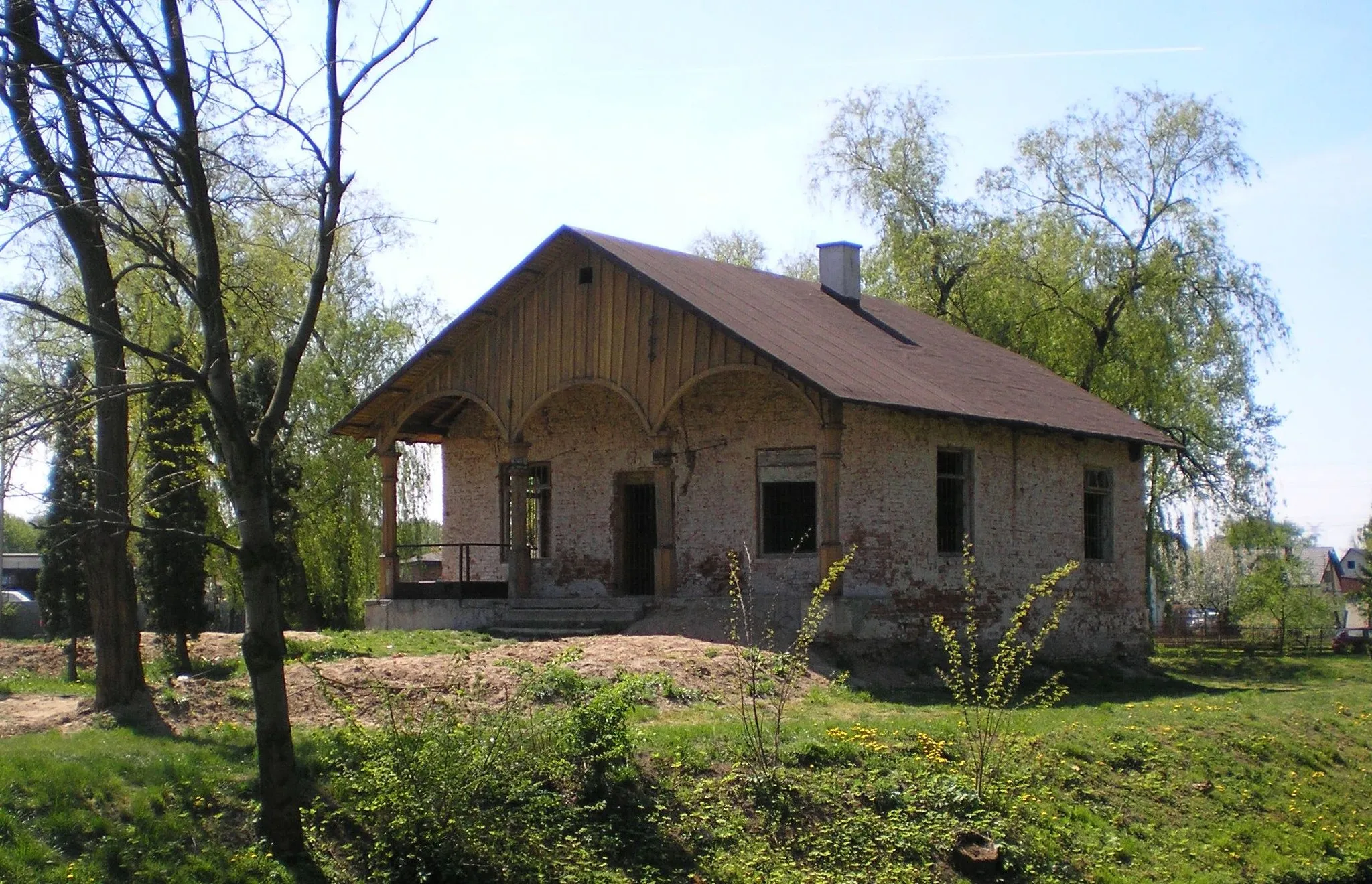 Photo showing: Dom administratora (tzw. "dworek") w zachowanym częściowo parku krajobrazowym z XVIII wieku