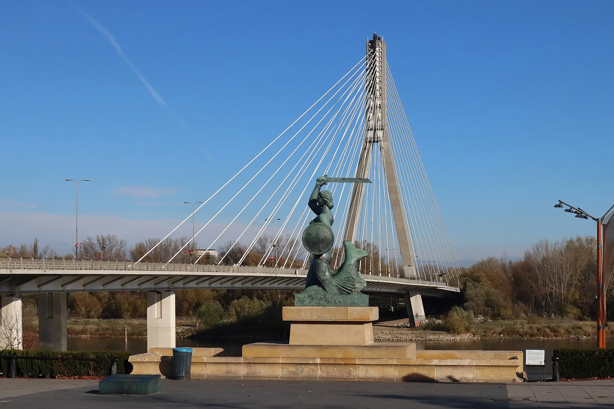 Photo showing: Pomnik Syrenki w Warszawie na tle mostu Świętokrzyskiego.