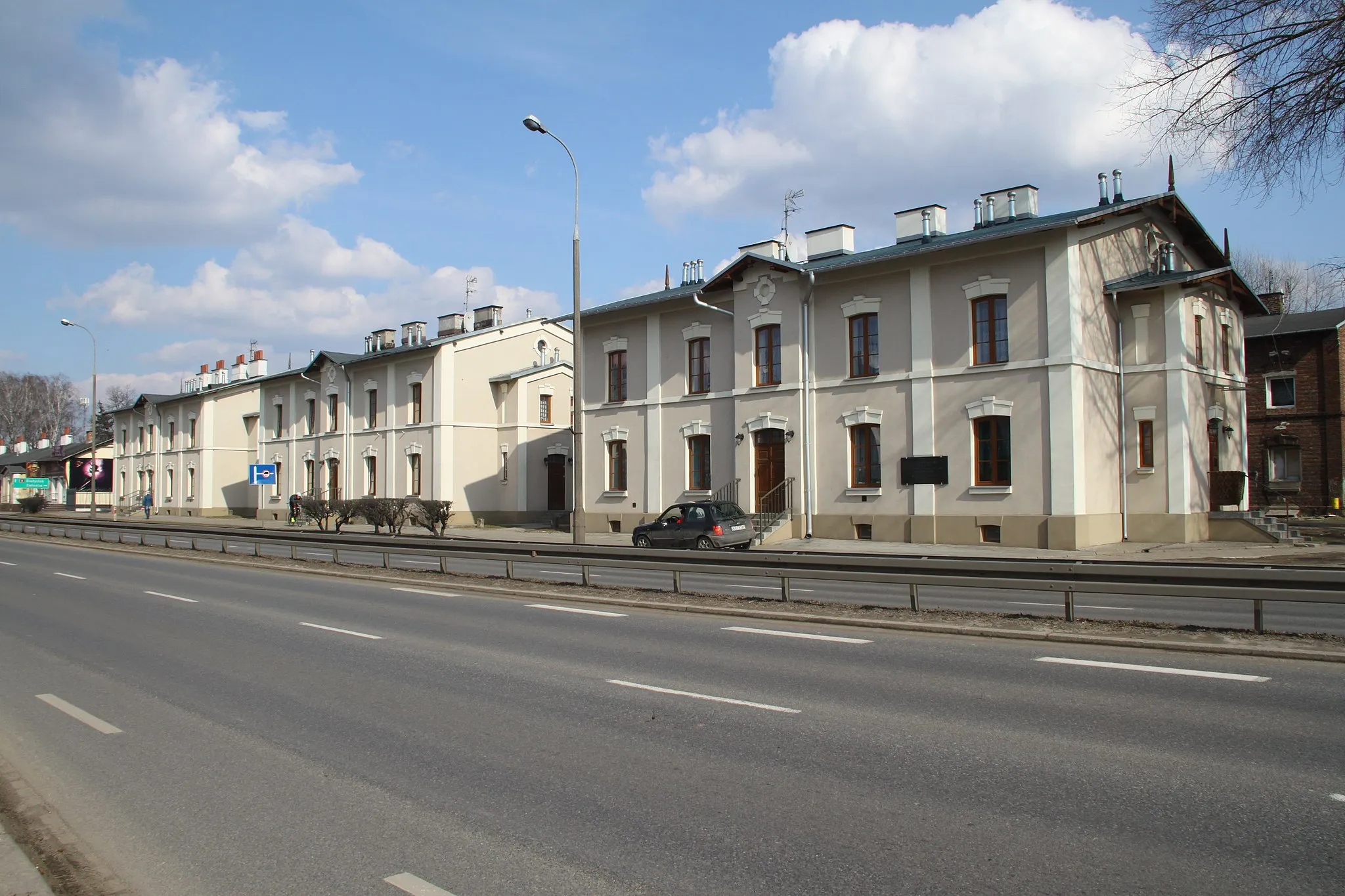 Photo showing: Osiedle robotnicze zbudowane dla pracowników fabryki Briggsów w XIX wieku, stan po renowacji. Pierwszy budynek od prawej, to budynek stacji Marki MKD.; Marki, Polska.