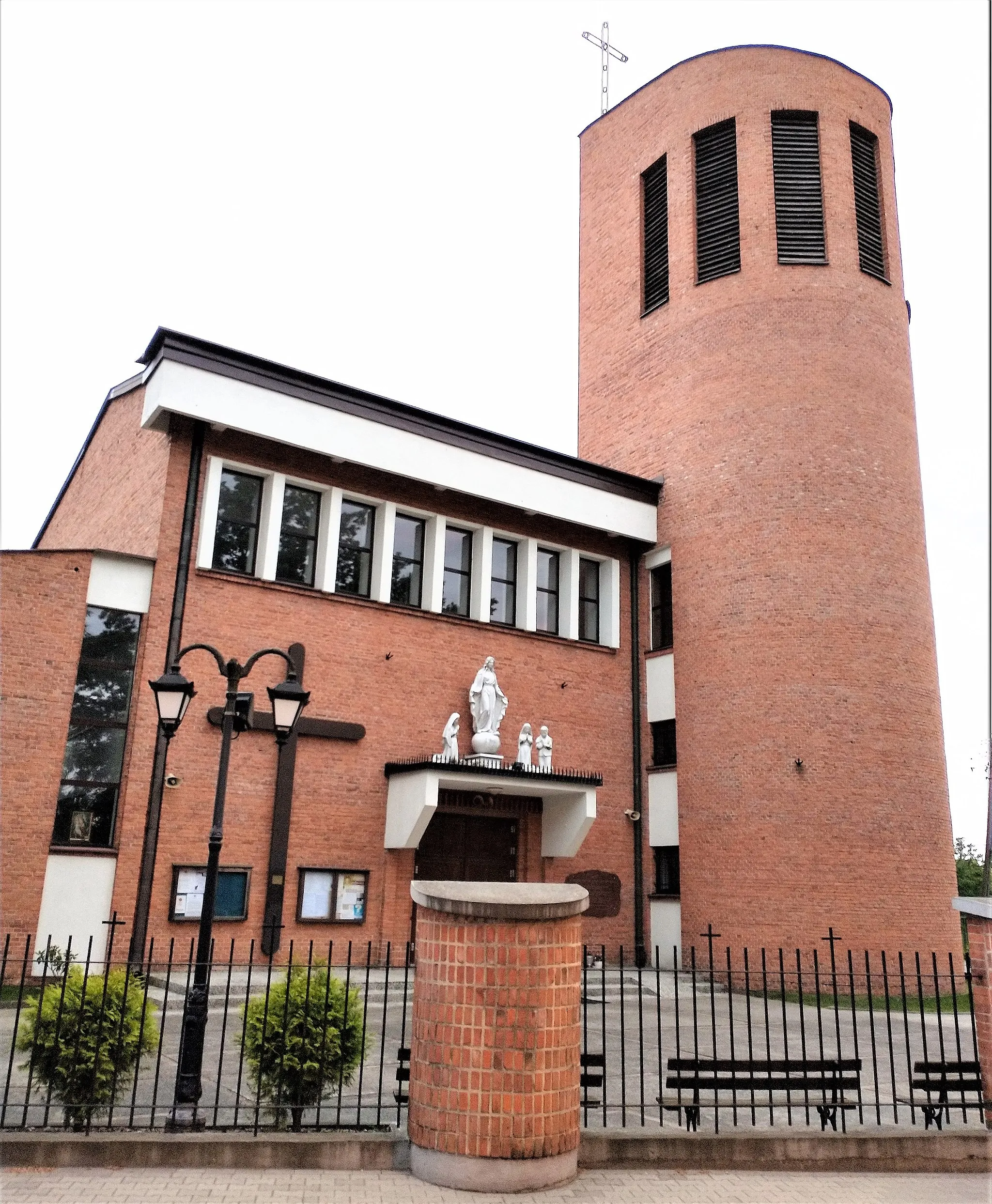 Photo showing: Kościół Matki Łaski Bożej w Halinowie – rzymskokatolicki kościół parafialny należący do parafii pod tym samym wezwaniem (dekanat Sulejówek diecezji warszawsko-praskiej).