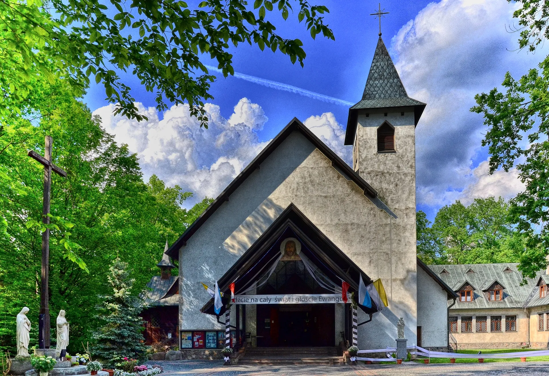 Photo showing: Kościół parafialny Św. Huberta w Zalesiu Górnym, powiat piaseczyński, woj. mazowieckie.