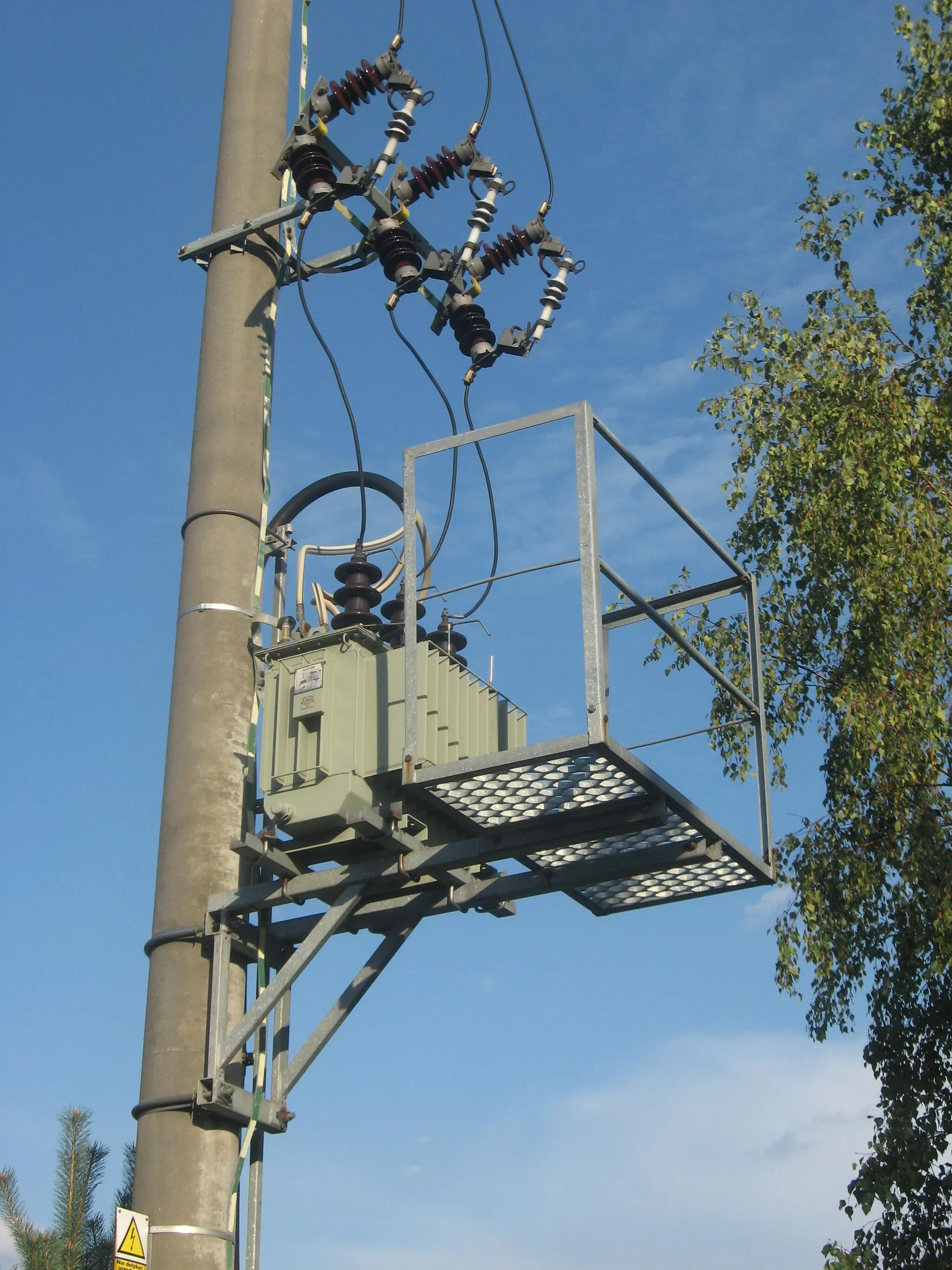 Photo showing: Transformator rozdzielczy 15 kV/0,4 kV we wsi Marianów koło Leszna