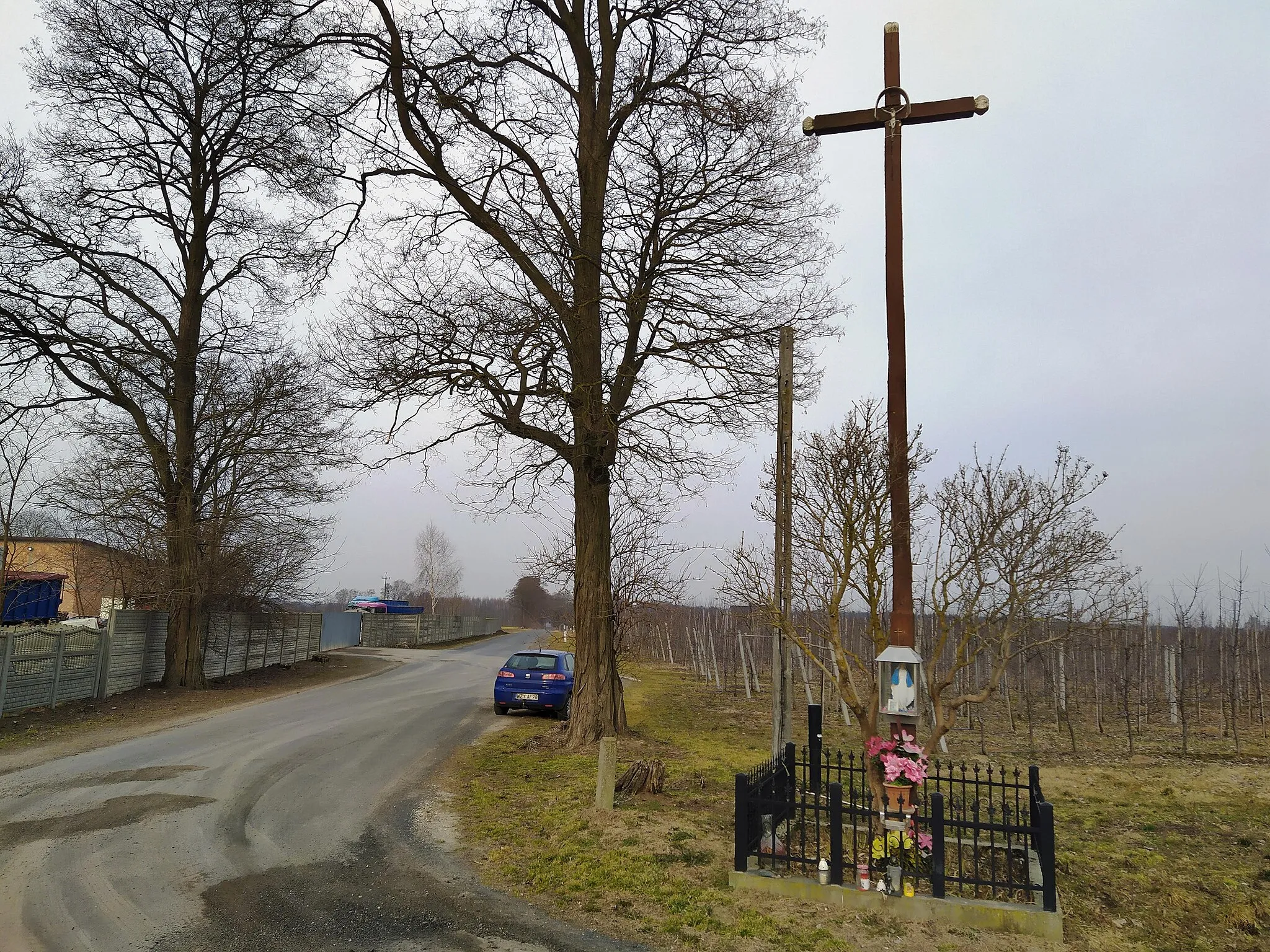 Photo showing: Przydrożny krzyż w Piekarach, gm. Mszczonów