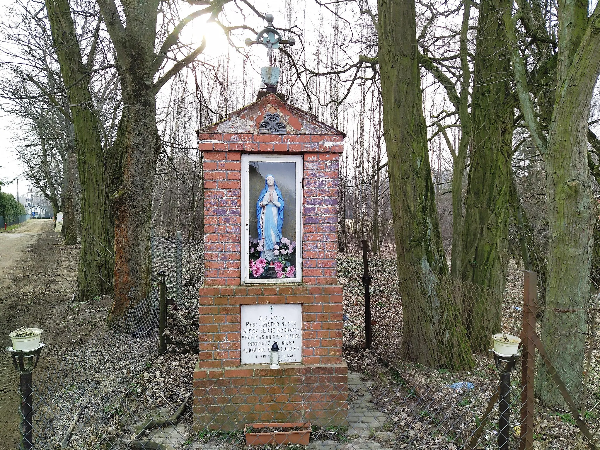 Photo showing: Przydrożna kapliczka w Piekarach, gmina Mszczonów