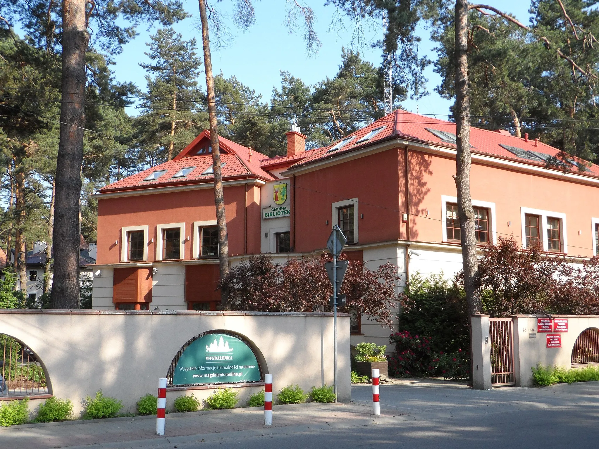 Photo showing: Public library and Centre of Social Integration in Magdalenka at 28 Lipowa Street.