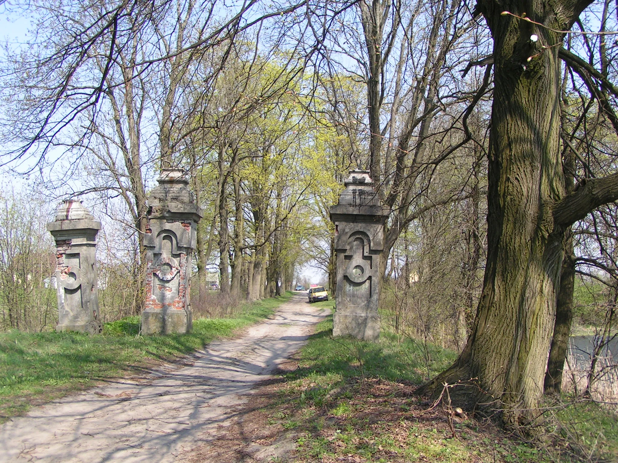 Photo showing: Ruda (gm. Dębe Wielkie); brama wjazdowa do majątku hr. Starzeńskich