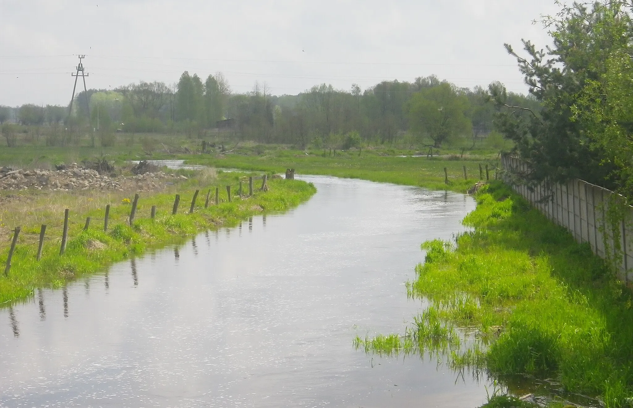 Photo showing: Rzeka Rządza z mostu w Starym Kraszewie na ul. Świętojańskiej widok na południe