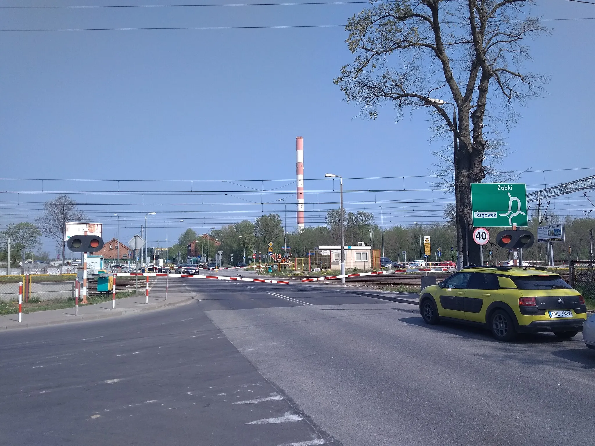 Photo showing: Przejazd kolejowy w ciągu ulicy Chełmżyńskiej w Warszawie od strony południowej z opuszczonymi zaporami.