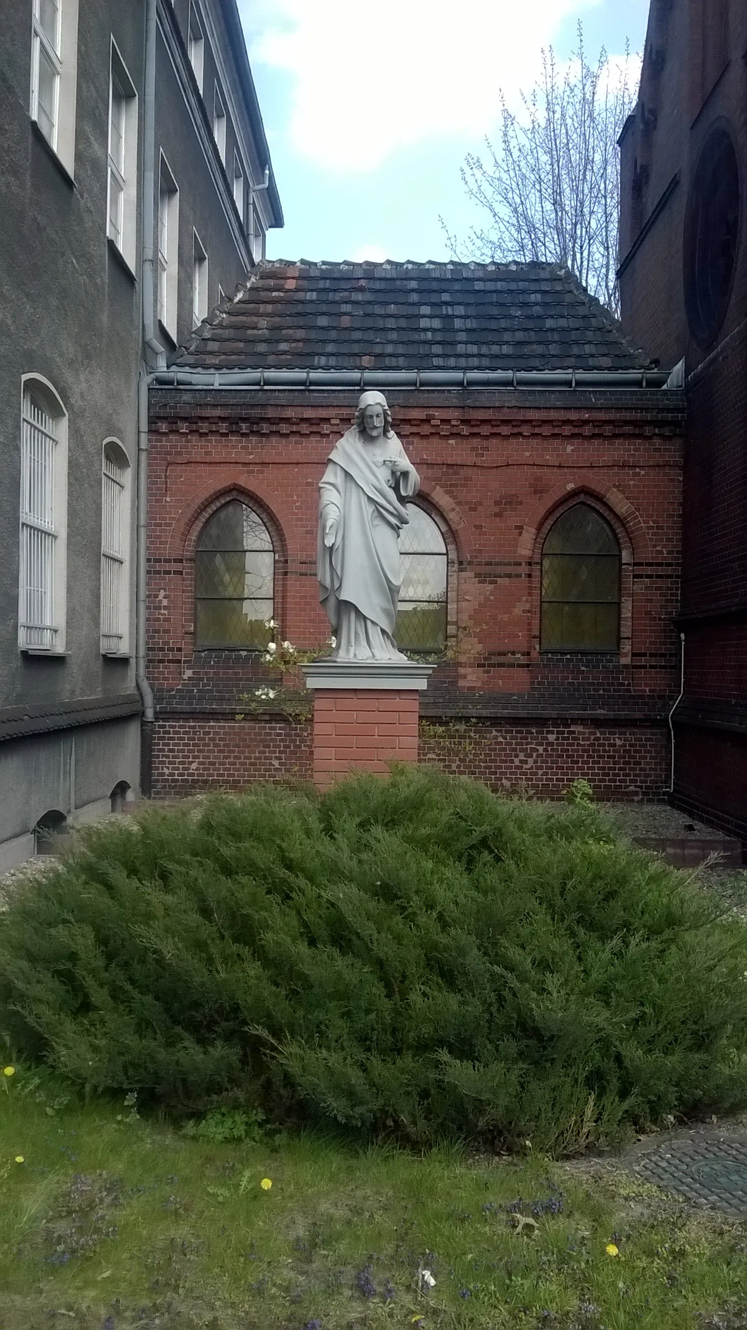 Photo showing: Kaplica Zwiastowania Najświętszej Maryi Panny w Poznaniu - rzeźba Jezusa od strony ul. Wieżowej.
