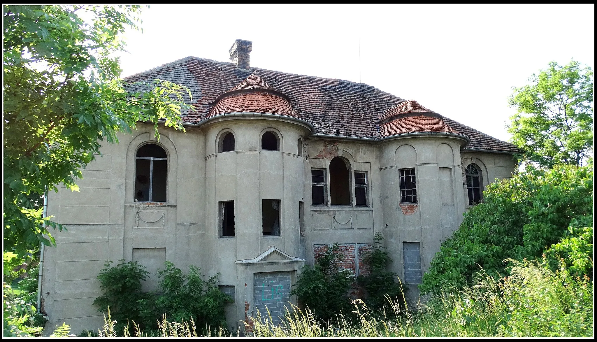 Photo showing: Parłowice mansion from the 2nd half. The nineteenth century. (The elevation. East.)
/ Gm. Bojanowo / pow. rawicki / province. Greater