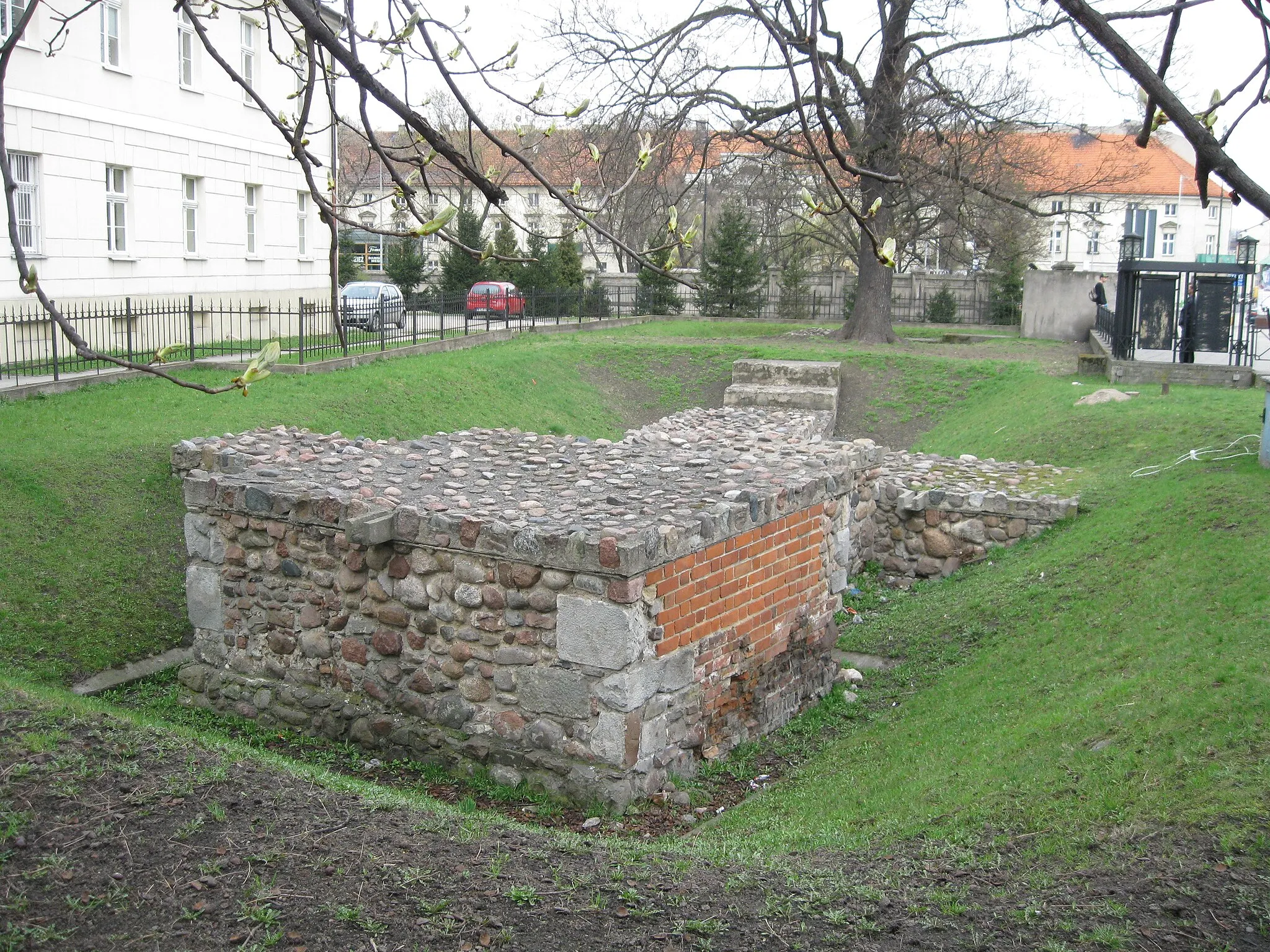 Photo showing: Kalisz, zespół murów miejskich.