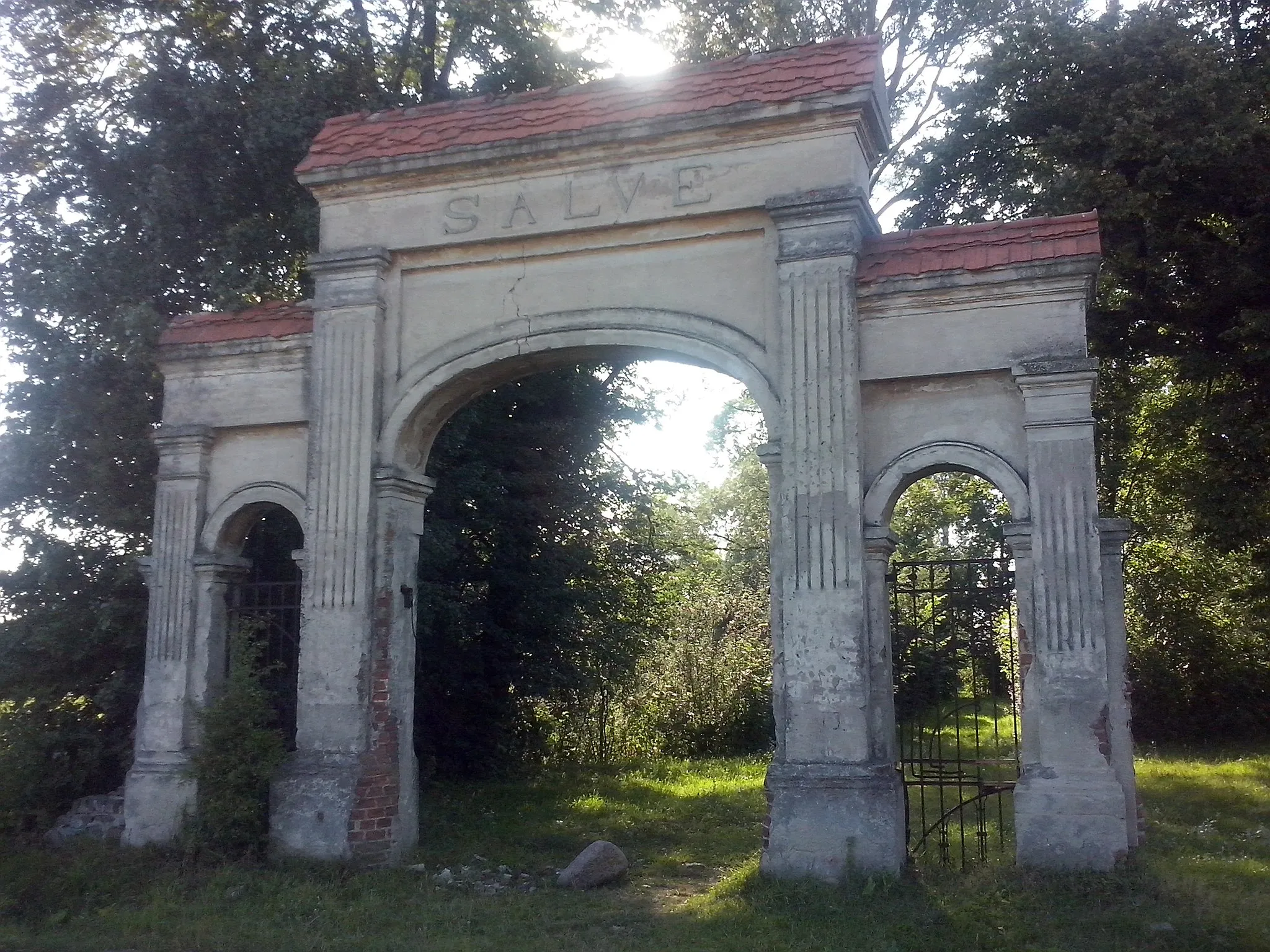 Photo showing: Zabytkowa brama w Pomarzanach Fabrycznych