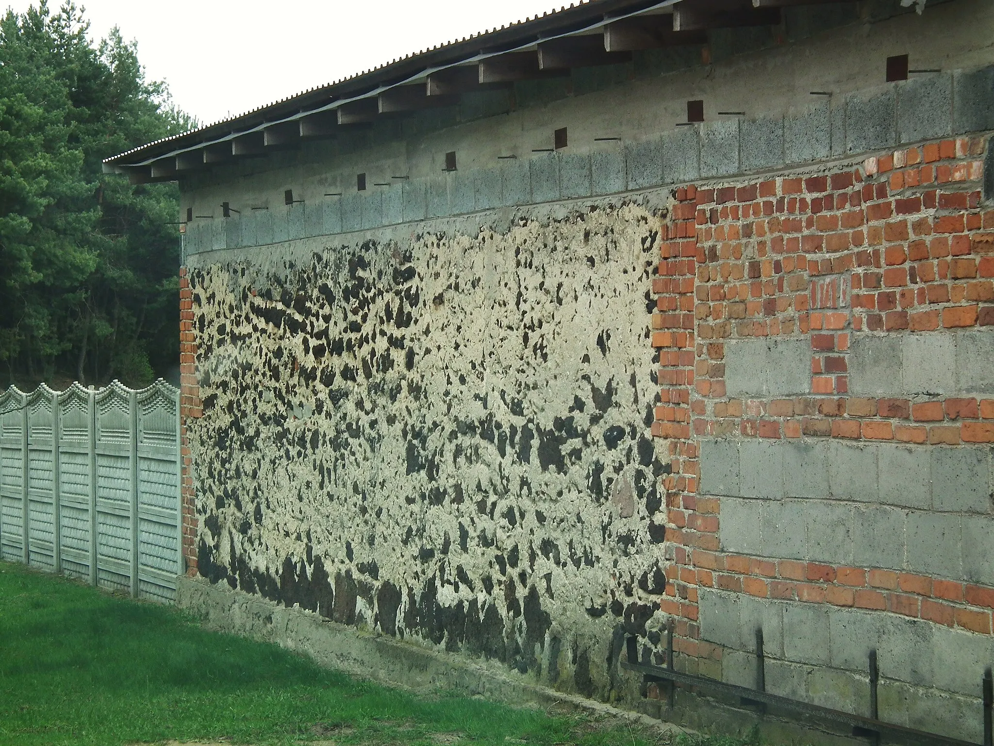 Photo showing: Zabudowa z rudy darniowej we wsi Tomice-Las w gm. Gizałki.