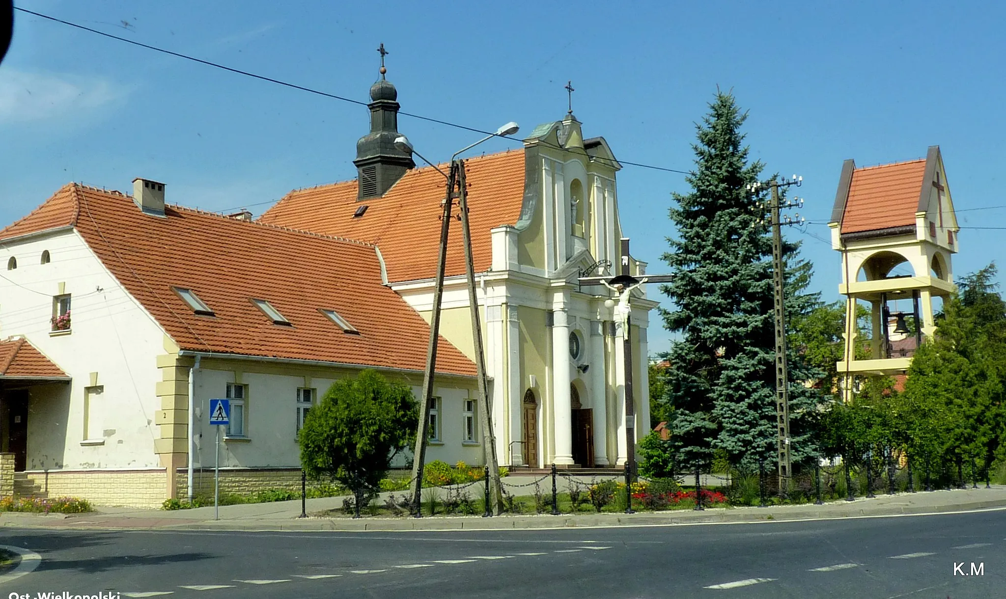 Photo showing: Ostrów Wielkopolski - Kościół Najświętszej Marii Panny  Nieustającej Pomocy wraz z dzwonnicą