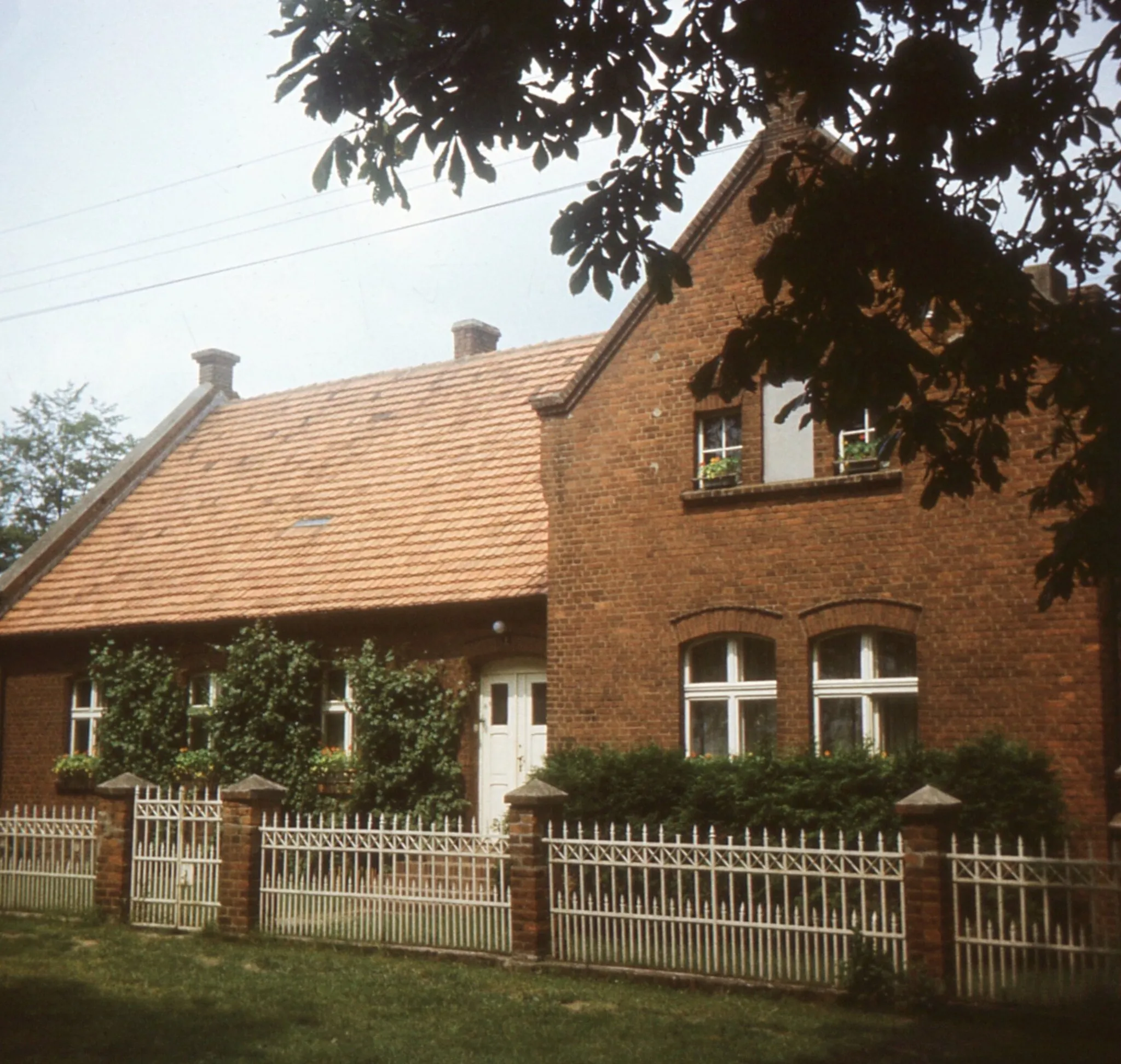 Photo showing: Budynek dawnej szkoły (1990)