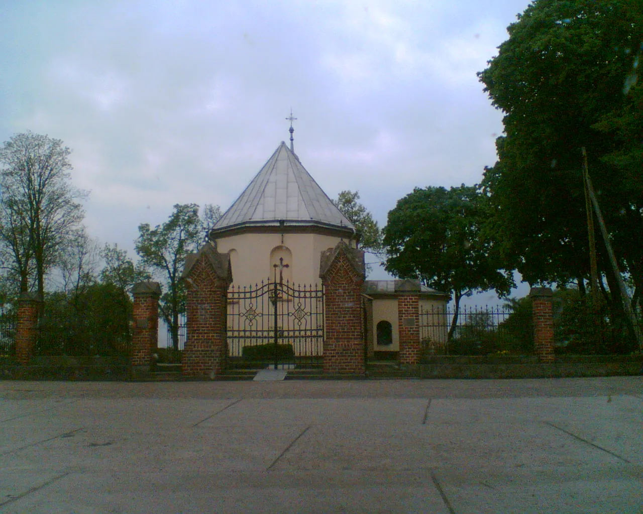 Photo showing: XII-wieczny zabytkowy kościółek w Dzierzbinie  pw. Wszystkich Świętych