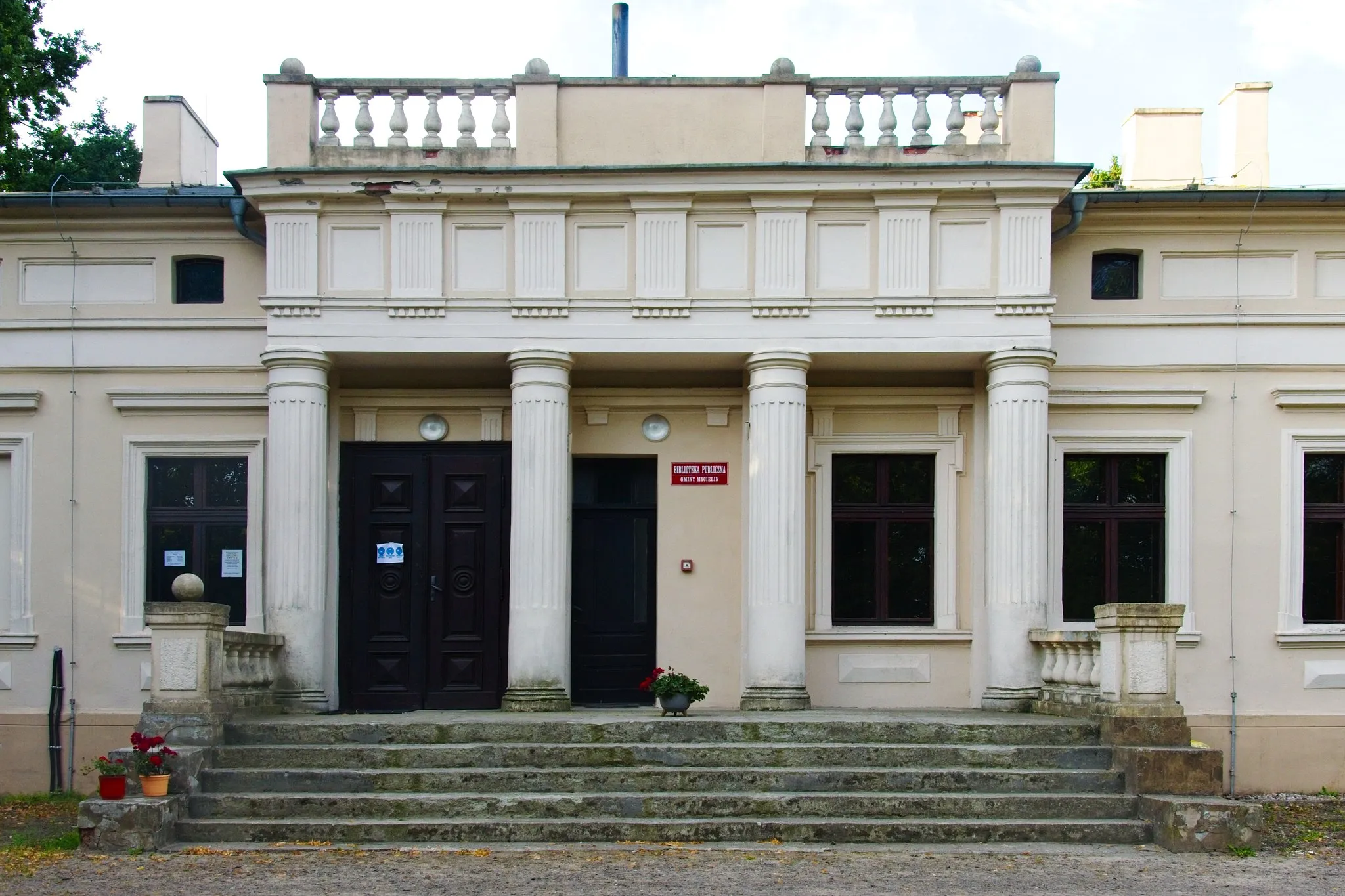 Photo showing: Biblioteka Publiczna w Mycielinie, dawniej dwór.