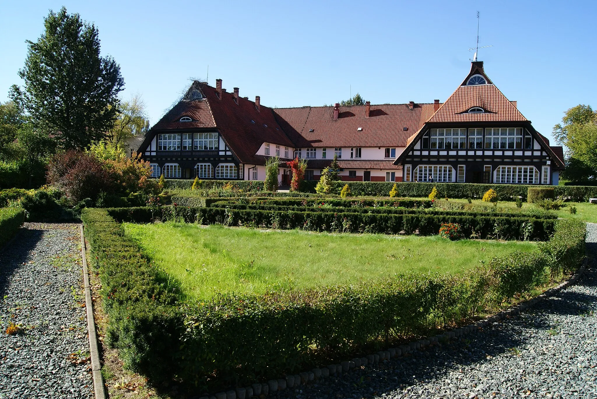 Photo showing: Marszałki - sierociniec, obecnie dom opieki społecznej (widok od strony ogrodu) w zespole sierocińca (zabytek nr 631/Wlkp/A)