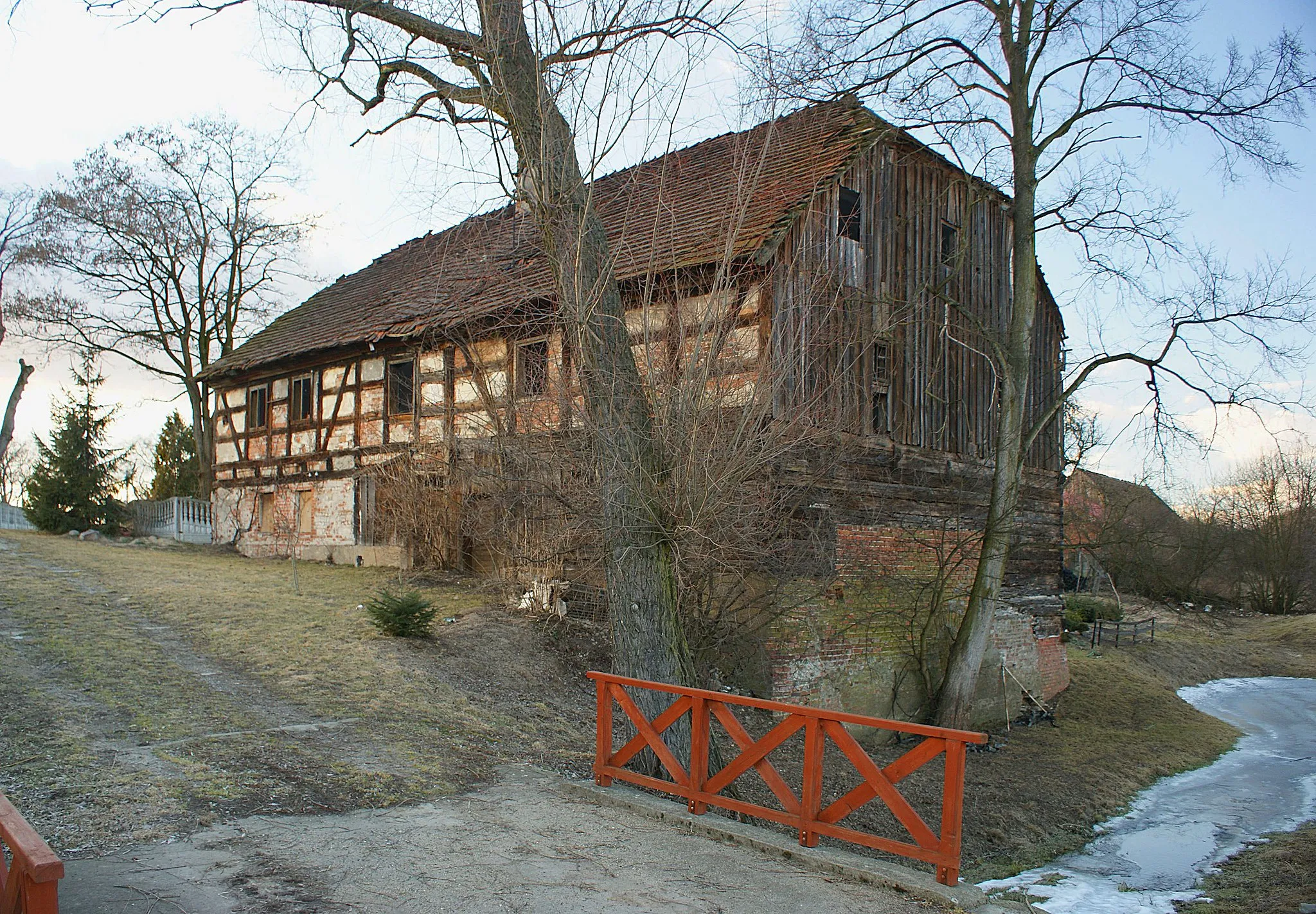 Photo showing: Młyn wodny konstrukcji szachulcowej z połowy XIX wieku w Ołoboku.
Ołobok, Sieroszewice