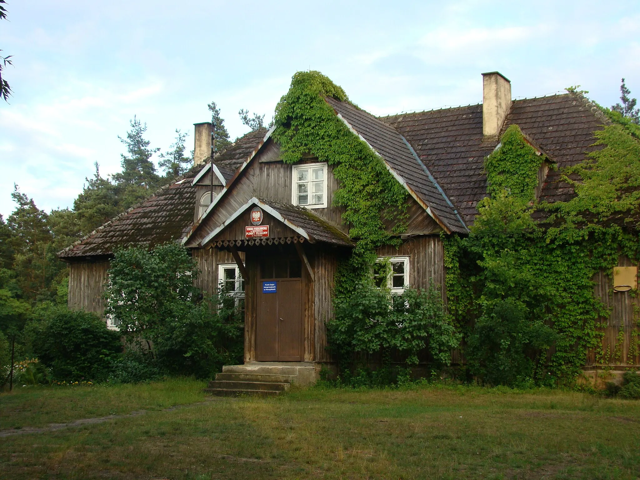 Photo showing: PIECZYSKA budynek szkoły