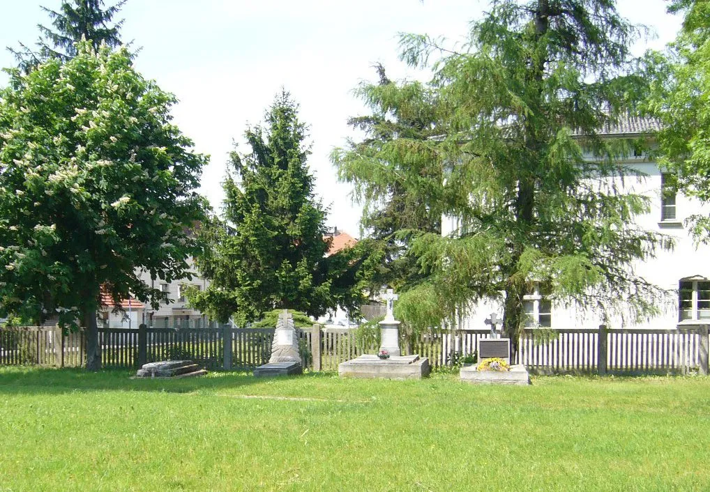 Photo showing: Nagrobki księży i Jana Szmańdy przy alei na dawnym cmentarzu przykościelnym w Bninie koło Kórnika.