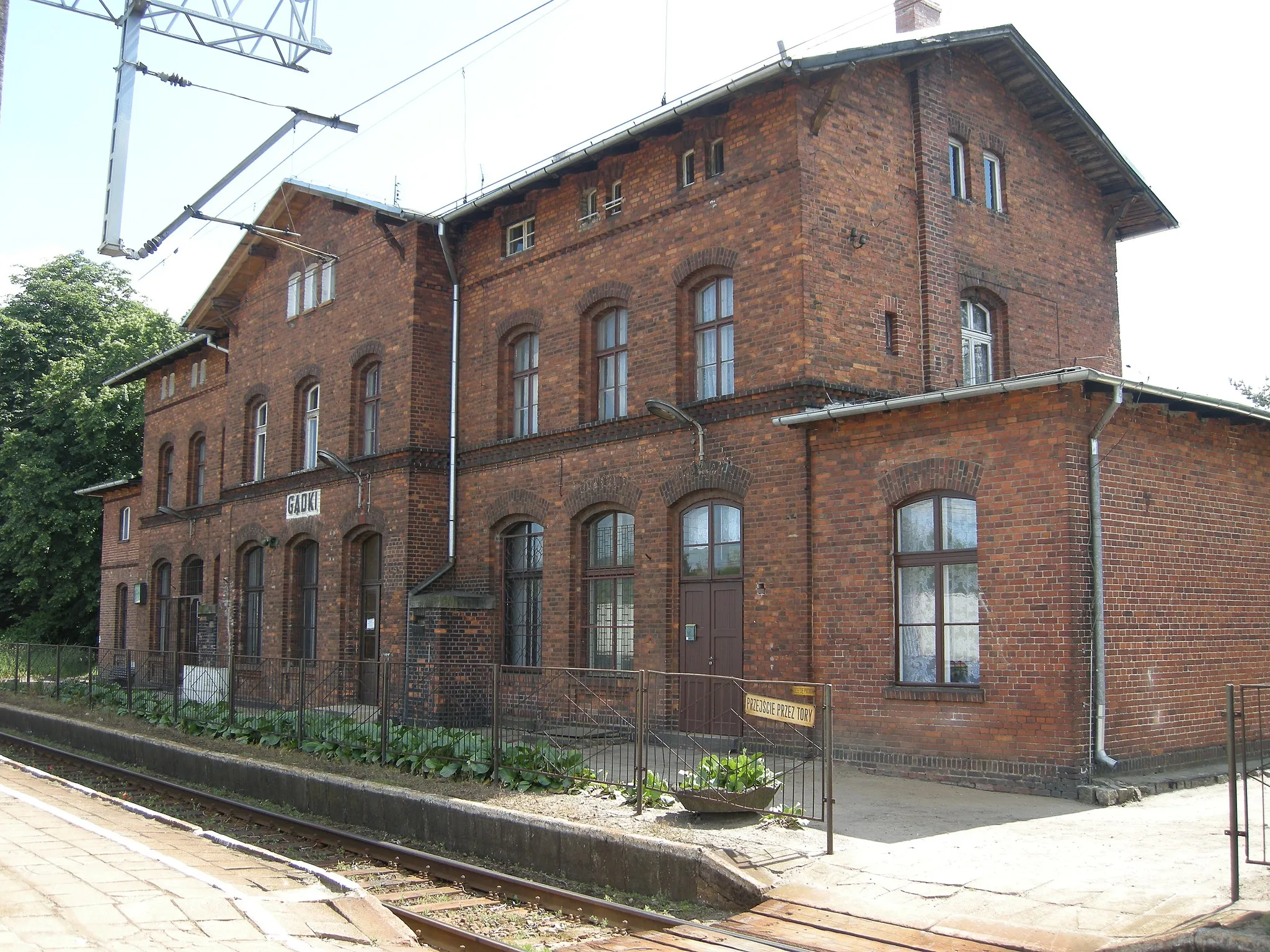 Photo showing: Dworzec PKP Gądki. Polska.
