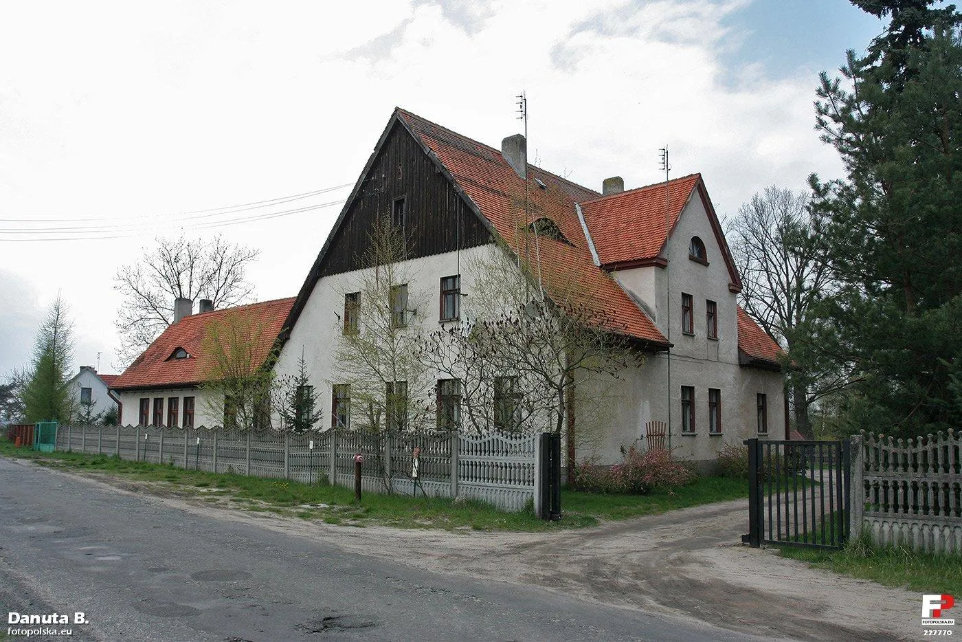 Photo showing: Pierwotnie dom starców, potem szkoła, dziś dom mieszkalny wielorodzinny.