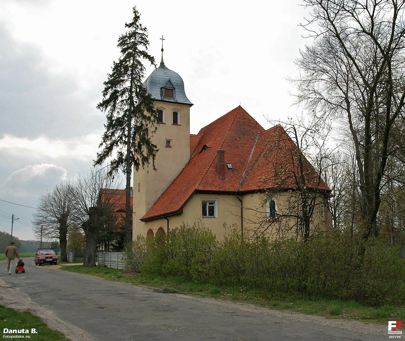 Photo showing: Ten prosty ewangelicki kościół wzniesiono w 1912 r. na niedużej posesji, blisko drogi. Budynek jest murowany, otynkowany. Dach dwuspadowy. Na rogu przybudowana wieża na rzucie kwadratu, nakryta hełmem z blachy. Po wojnie budynek w 1950 r. został przekazany miejscowej parafii katolickiej.