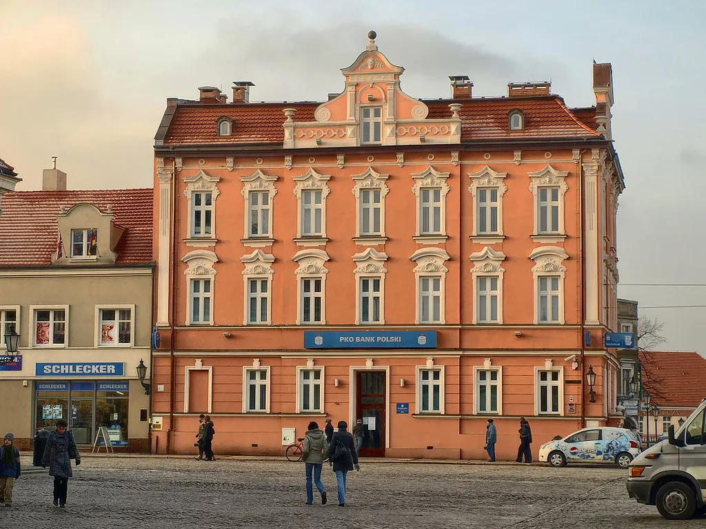 Photo showing: Dawniejszy hotel Pod Złotą Kulą, obecnie siedziba banku PKO, budynek z 2. połowy XIX wieku, 1904 r.
Jarocin, Rynek 24