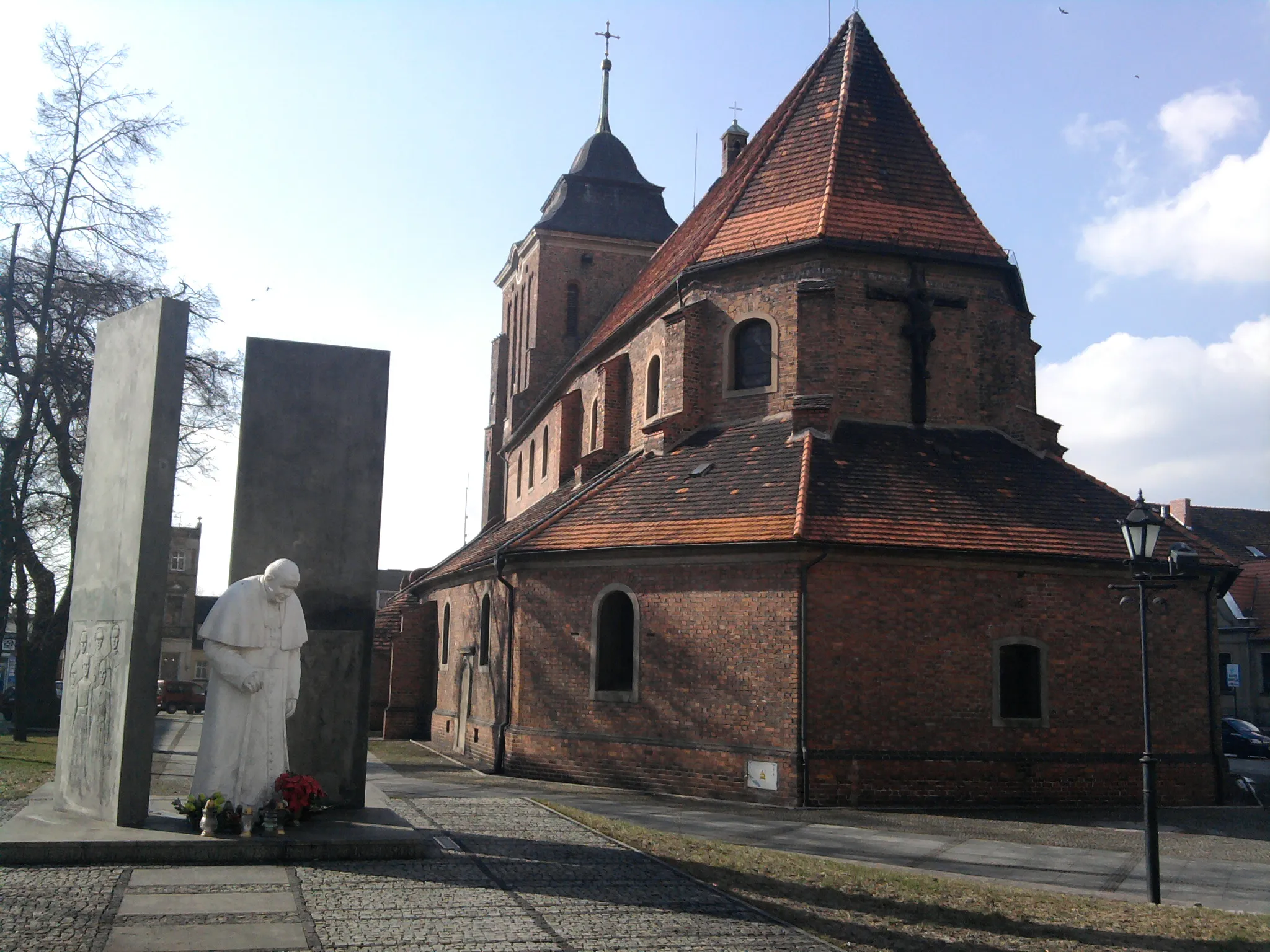 Photo showing: Kościół farny p.w. Wniebowzięcia NMP i św. Stanisława BM z pomnikiem Jana Pawła II