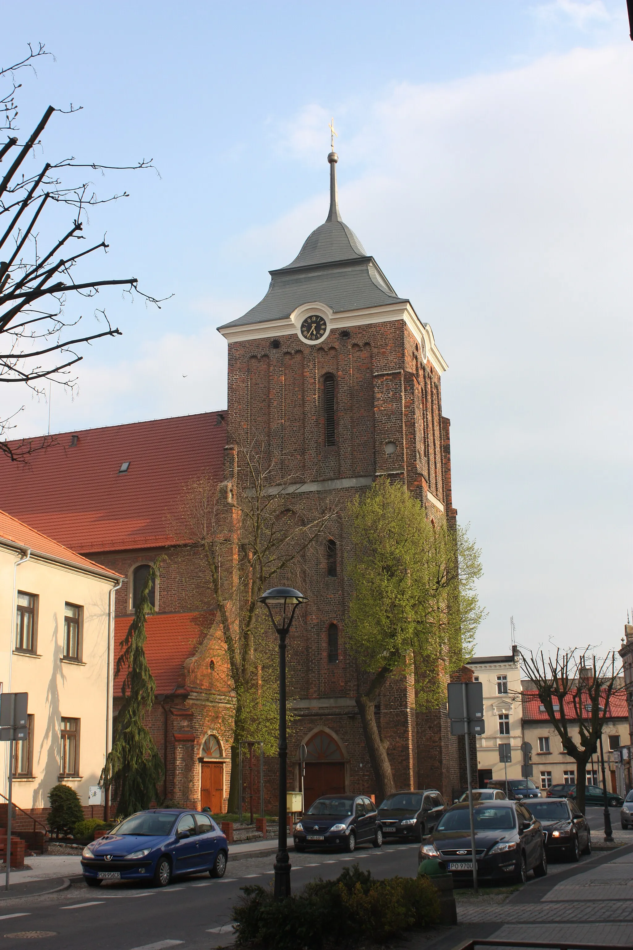 Photo showing: Kościół Wniebowzięcia NMP i św. Stanisława Biskupa we Wrześni. Widok od północnego zachodu (ul. Kościelna).
