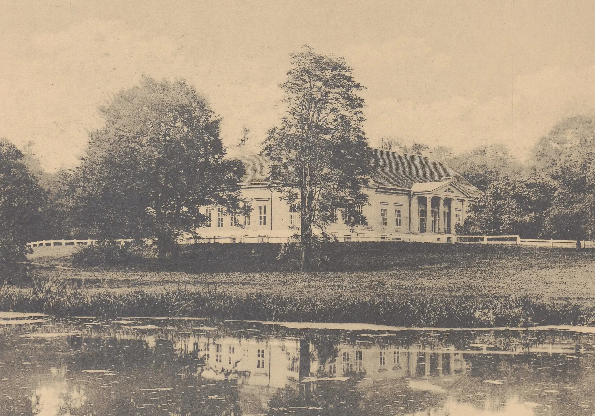 Photo showing: Adres wydawniczy: Poznań : L. Durczykiewicz w Czempiniu, 1912 (Poznań : "Praca") Opis fizyczny: 42 s., [121] s. fot. ; 36 cm